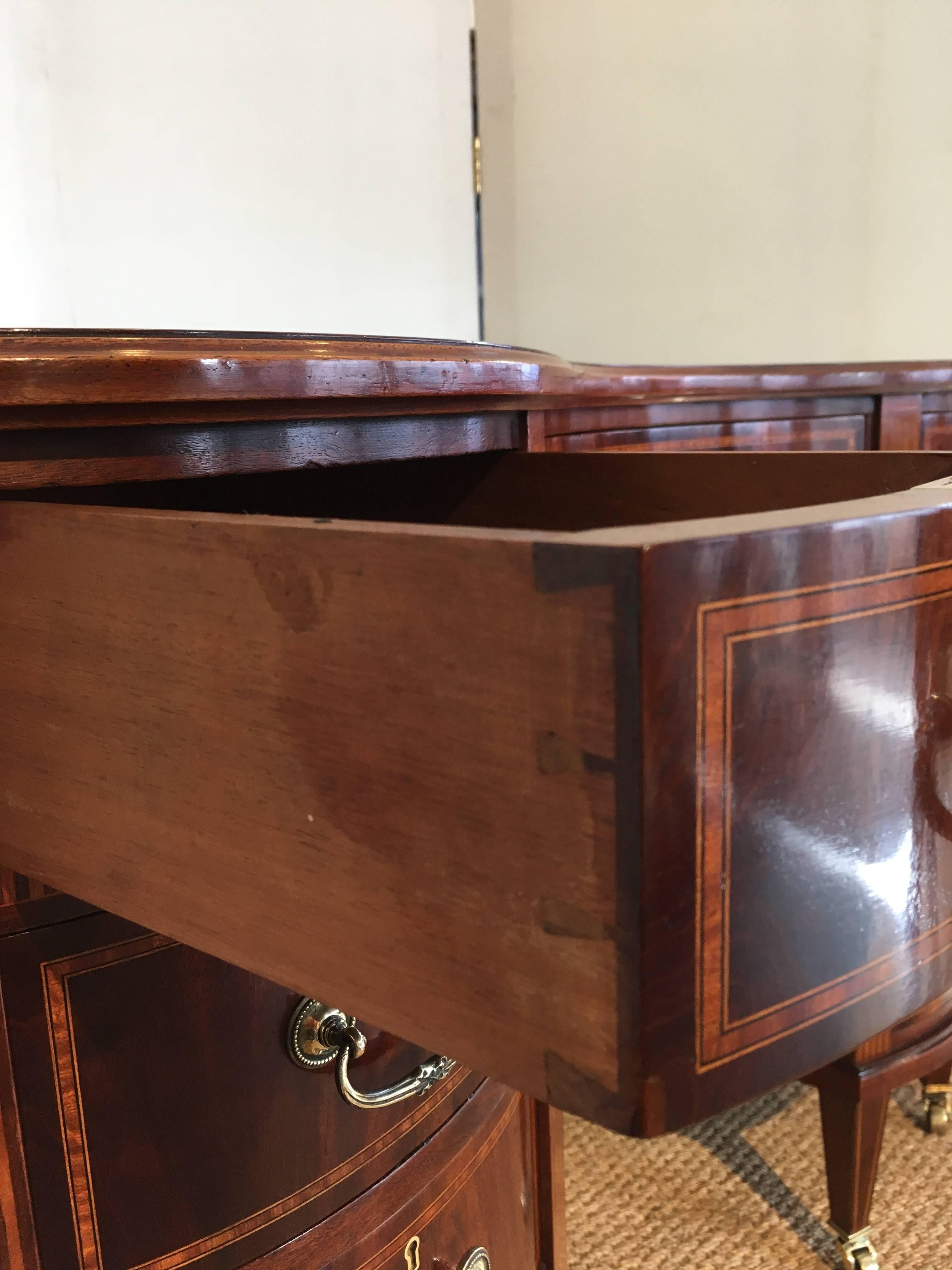Top quality Edwardian mahogany and inlaid kidney shaped desk 

English, circa 1900 with original leather. Hobbs locks all the drawers are mahogany lined lovey brass castors

This piece has been through our workshops and been cleaned and polished