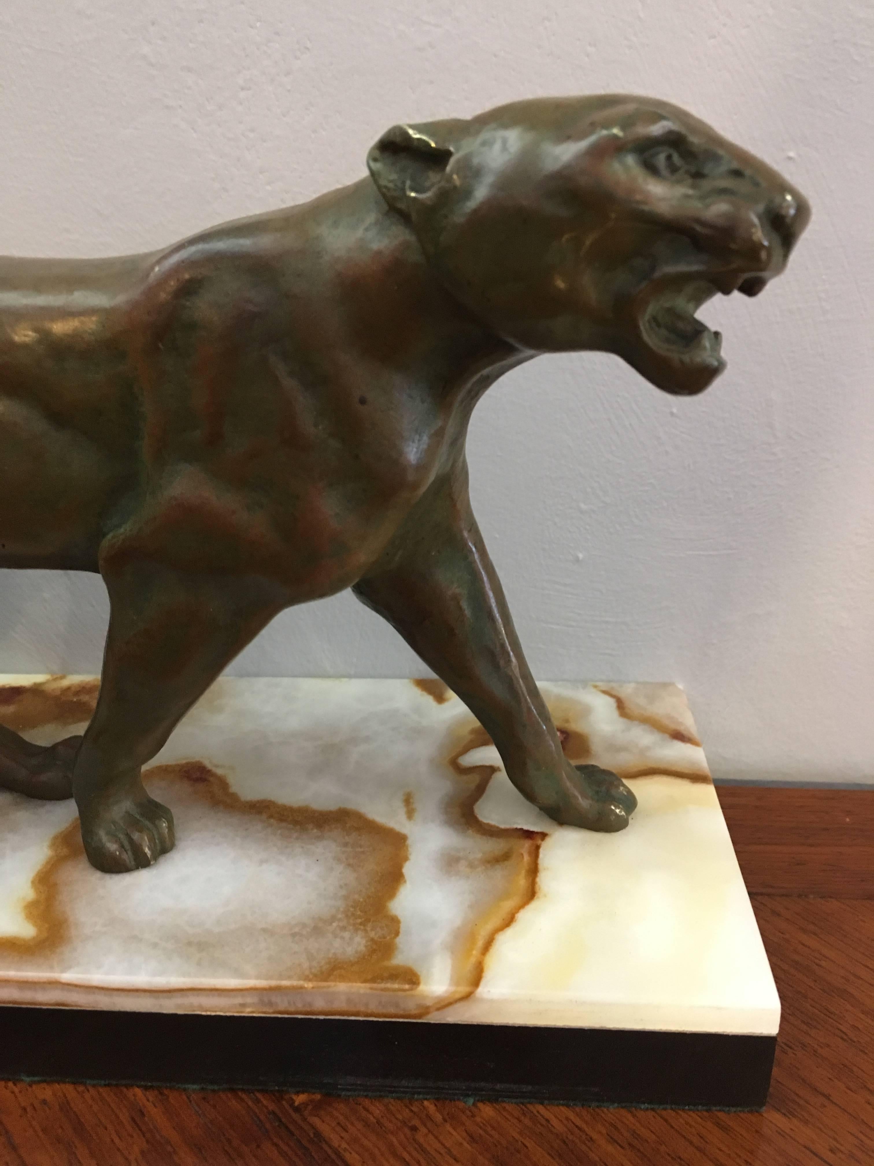 Very stylish Art Deco bronze panther 

Standing on an onyx and slate base 

Unfortunately not signed but stamped bronze.

Lovely patination to the bronze and the base is in good order 

Measures: Height 7.5 inches 
width 13.5 inches 
depth