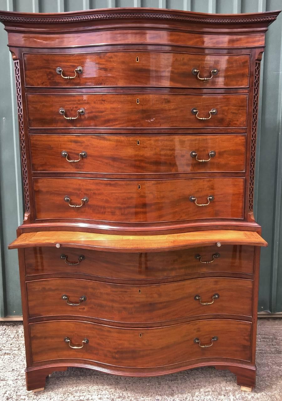 Attractive mahogany serpentine fronted chest on chest with brushing slide.
English, circa 1790-1800. Compact and beautifully made. Not a great height and very compact, an advantage when reaching for the top drawers or needing a chest for a room with