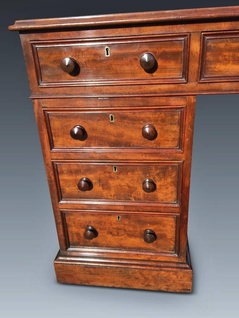 Fine quality English Mahogany pedestal desk dated, circa 1860.
This delightful three sectional desk is beautifully proportioned and made using nicely figured veneers, pretty button knob handles and a retaining gallery to keep everything in place!
