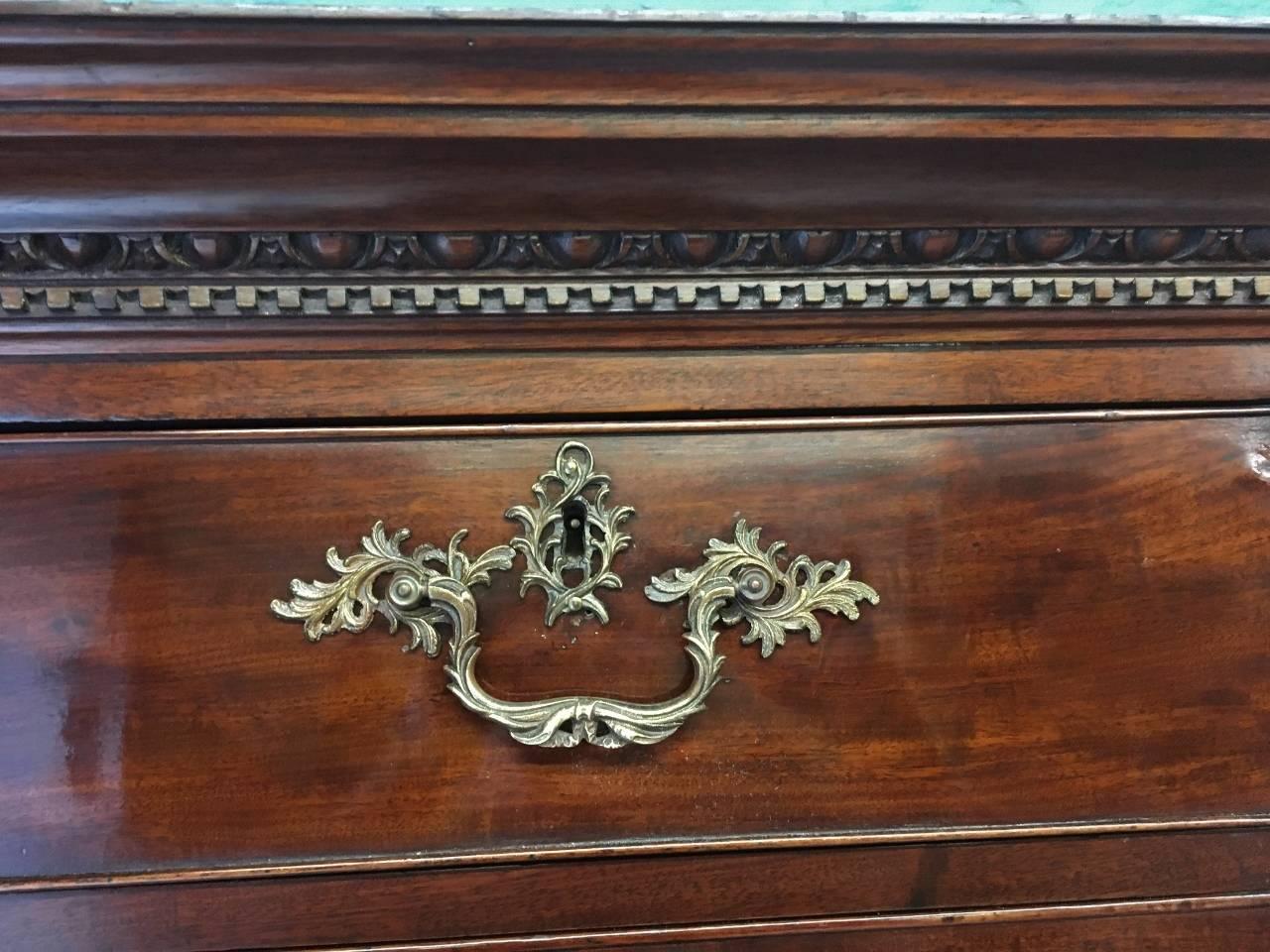 This is a superbly compact English Georgian mahogany chest on chest in fine condition. Late 18th century, it is in beautiful condition. A very pretty chest upon chest which we have carried out only light restoration and wax polished to show off the