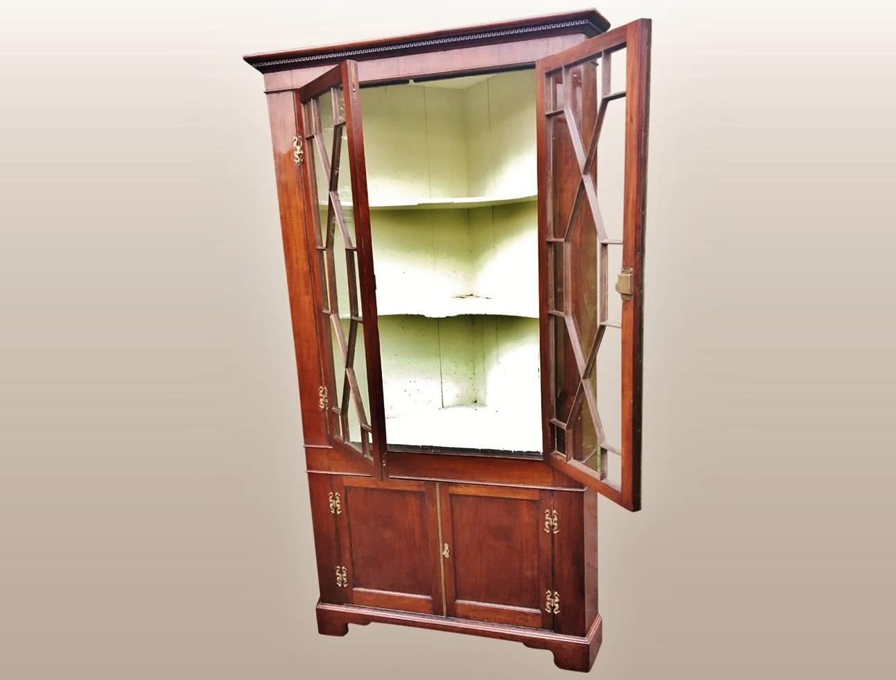 Fine quality mahogany corner cupboard dated, circa 1800s.
This delightful one-piece cabinet has been well looked after and retains a mellow antique patination. Both doors have intricate glazing with clear original glass. The two-door bottom