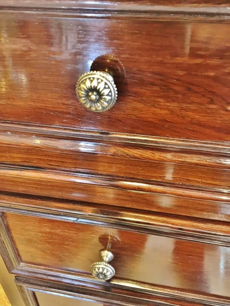 Attractive rosewood chest of drawers with marble-top in excellent condition, circa 1880.

This delightful chest has seven smoothly running drawers with brass handles and keys. The drawers are constructed in solid ash or oak with well figured
