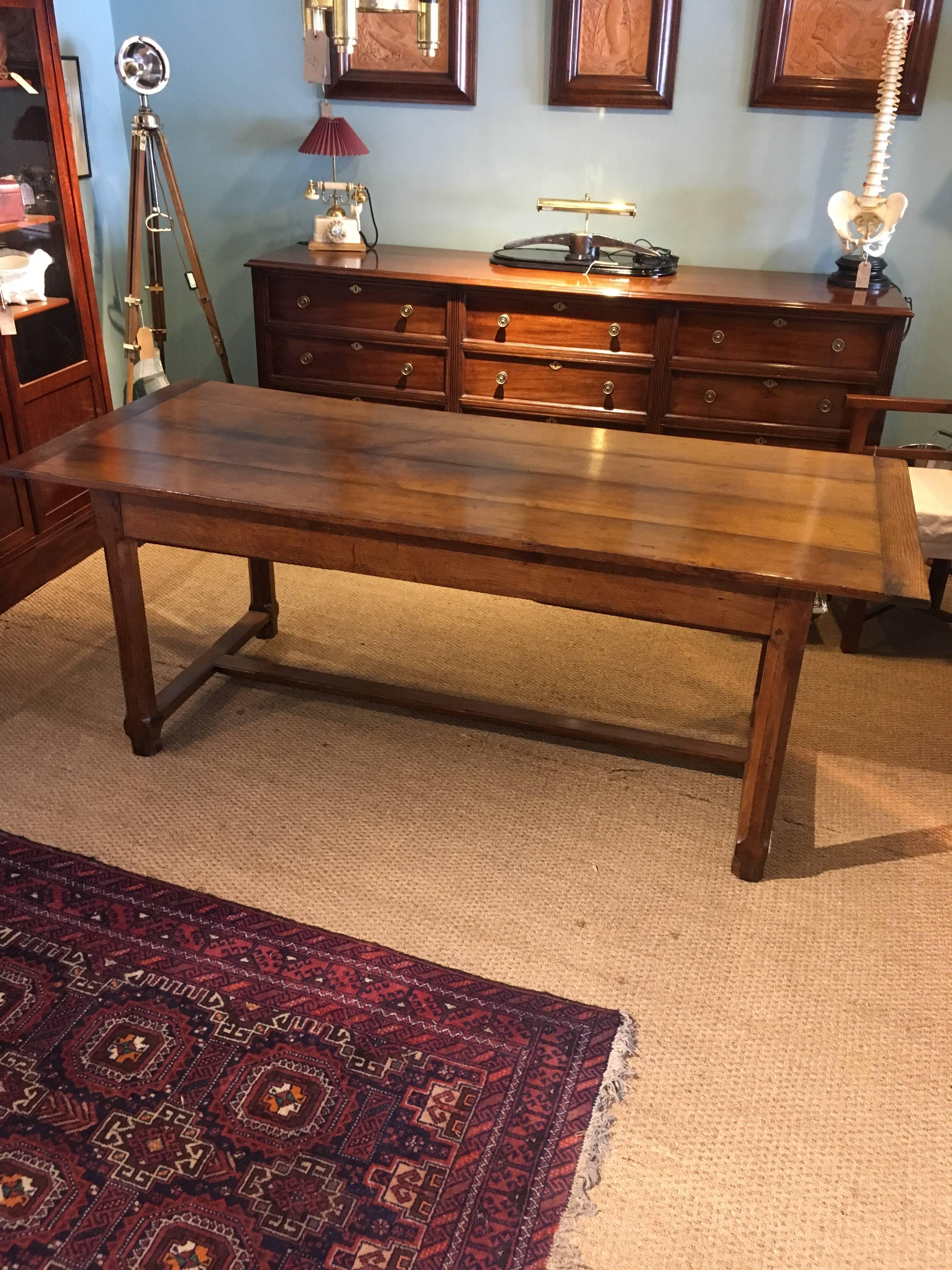 Good 19th century oak farmhouse table, lovely colour patina

Large drawer each end of the table, dating to around the 1850s , generous overhang on the ends of 8 inches

Measures: L 79 inches or 200 cms
W 33 inches or 85 cms
Height 30 inches or