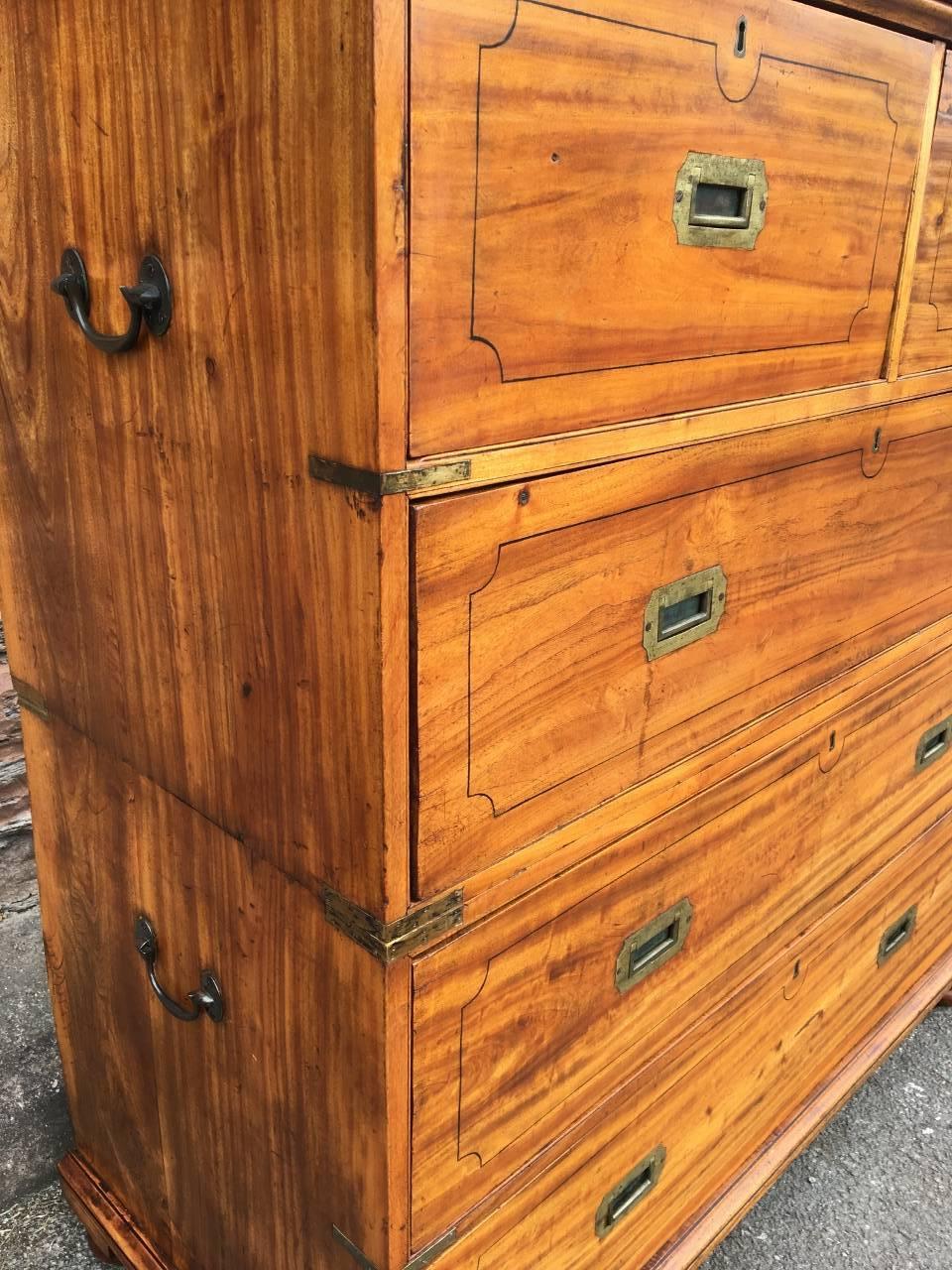 Superb mid-19th century camphor wood chest of five drawers in excellent condition. This delightful antique chest has brass carrying handles, original drawer handles and corner plates. All the drawers run smoothly and the drawer fronts are banded 