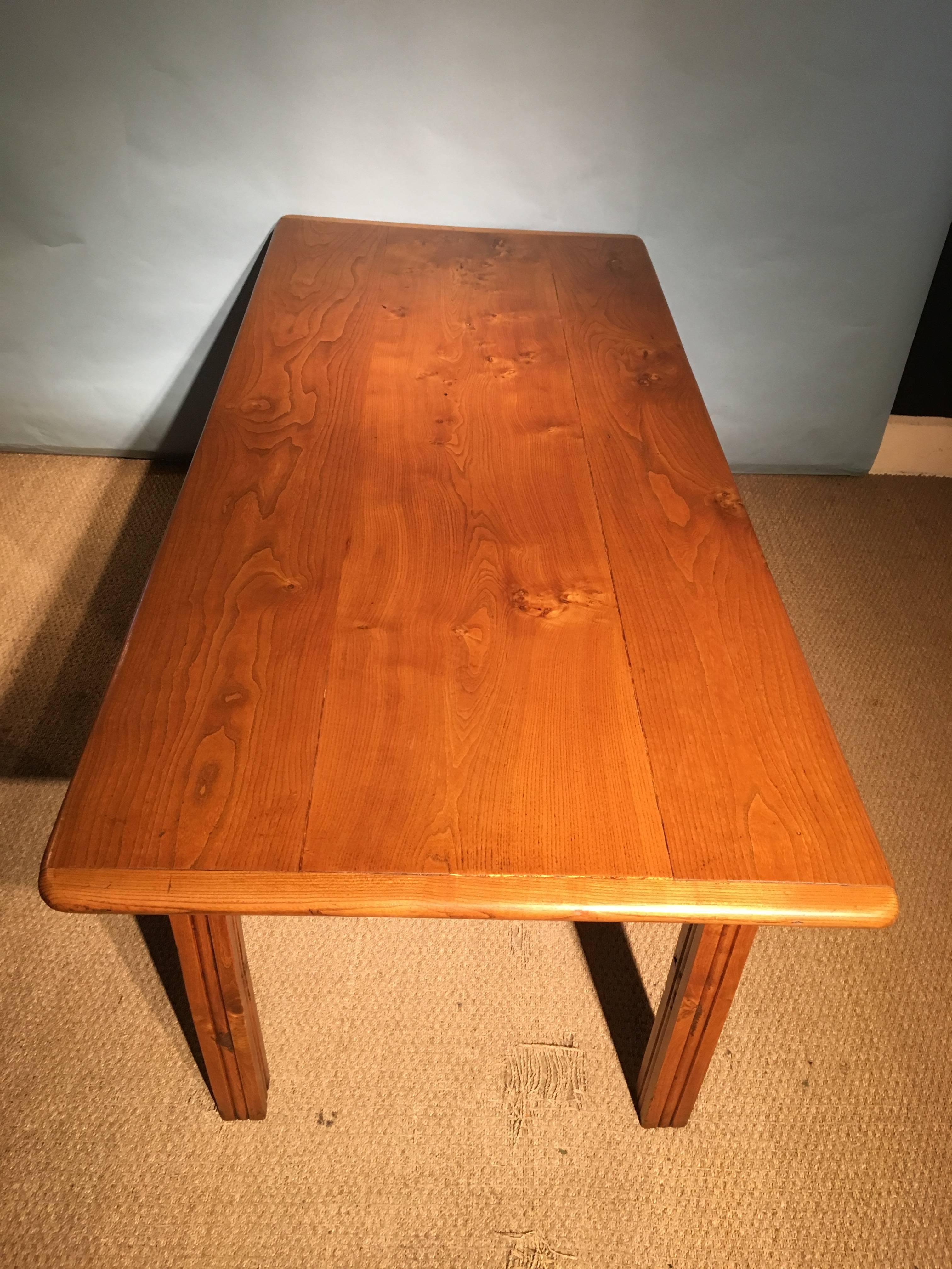 Fabulous elm farmhouse table from the Art Deco period 

Dating to circa 1930s this table is constructed from solid elm and has wonderful figuring and nice wide top , would look great in a traditional home but also has a contemporary look for a