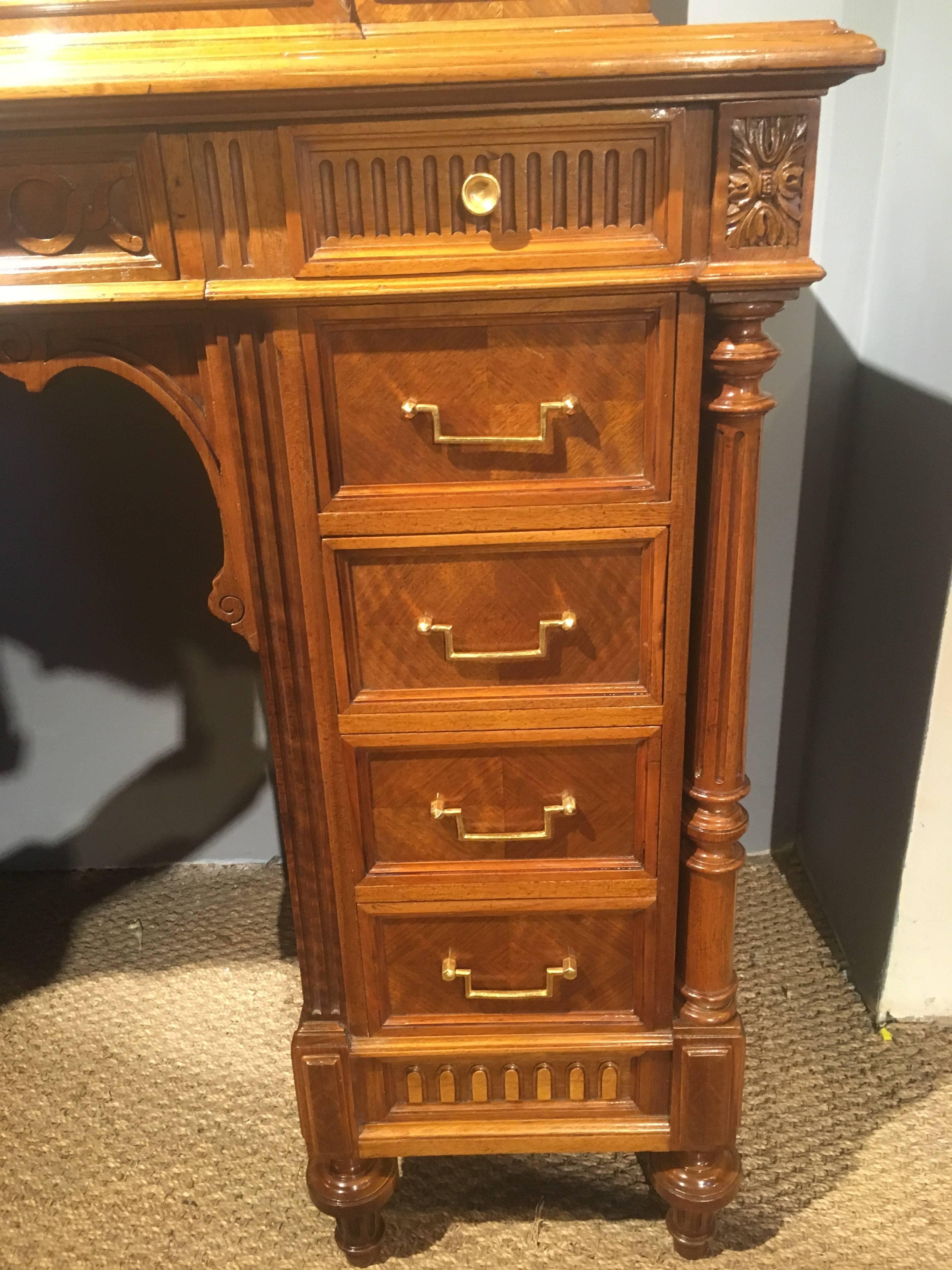 Wonderful late 19th century walnut dressing table 

Dating to circa 1890s, this piece has been through our workshops been cleaned / polished all the drawers run smoothly, the central drawer has a working lock and key, the three mirrors are