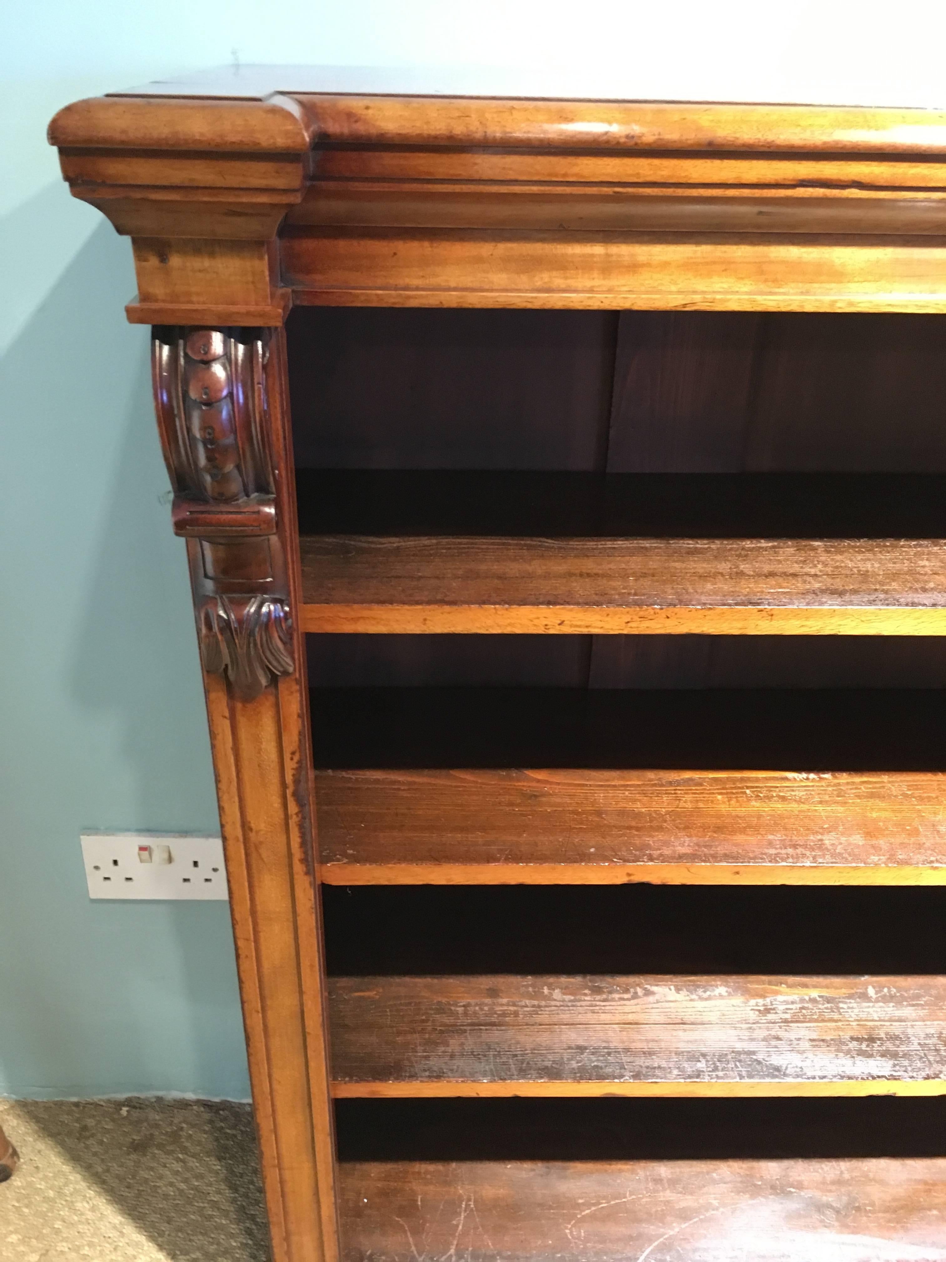 Good quality mid Victorian mahogany open bookcase 

English, circa 1860s this piece has been through our workshops cleaned & polished all new pegs for the fully adjustable shelves 

Great mellow colour and nice patina a very capacious