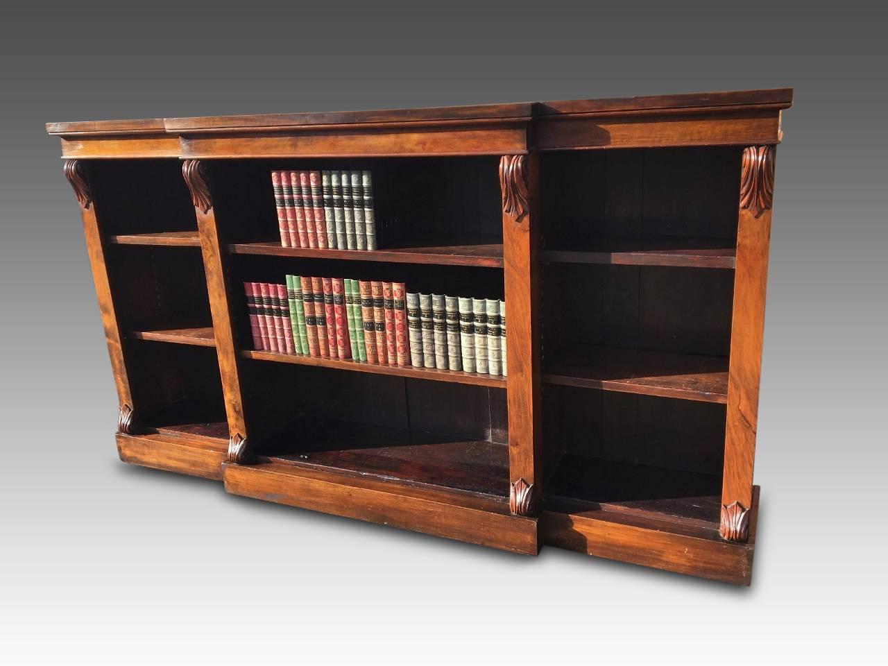Early Victorian figured walnut open bookcase with adjustable shelves, circa 1870.
This attractive bookcase is of brake front design, with six adjustable shelves. The shelf depth in the widest middle section is 11 inches and 8.5 inches in the two