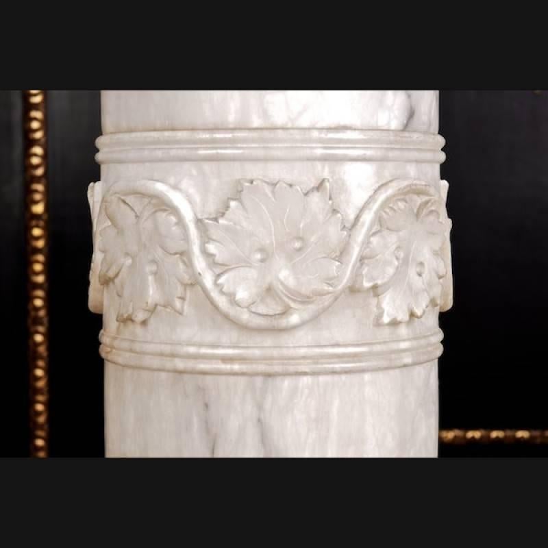 Classicist antique marble column, circa 1850-1880.
White mottled marble. Round bases on octagonal plinth with balustrade-shaped column base. Wide, stepped round cover plate. The column consists of several parts.

(K-22).