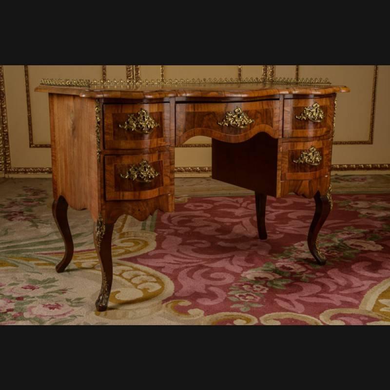 Excellent Dresden Baroque desk, circa 1870
On three sides and in the top plate walnut root on solid softwood.
The curving, straight, and one-piece body, framing the open knee-box, is curved in the front. In each of the halves there are two pushers