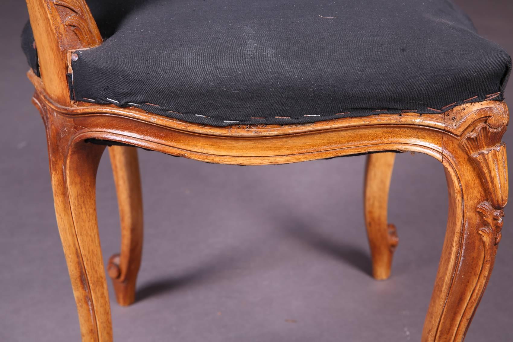 Chaise rococo du XIXe siècle en noyer en vente 3