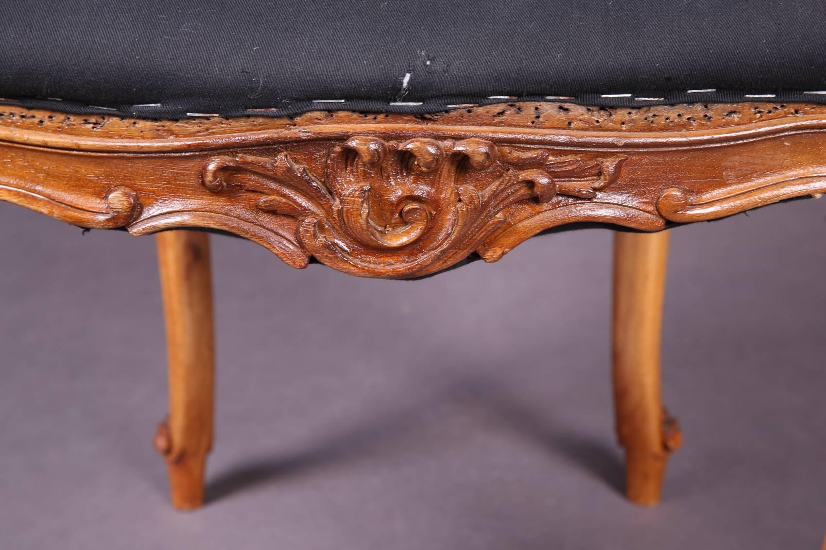 Rokoko-Stuhl aus Nussbaumholz, 19. Jahrhundert im Angebot 3