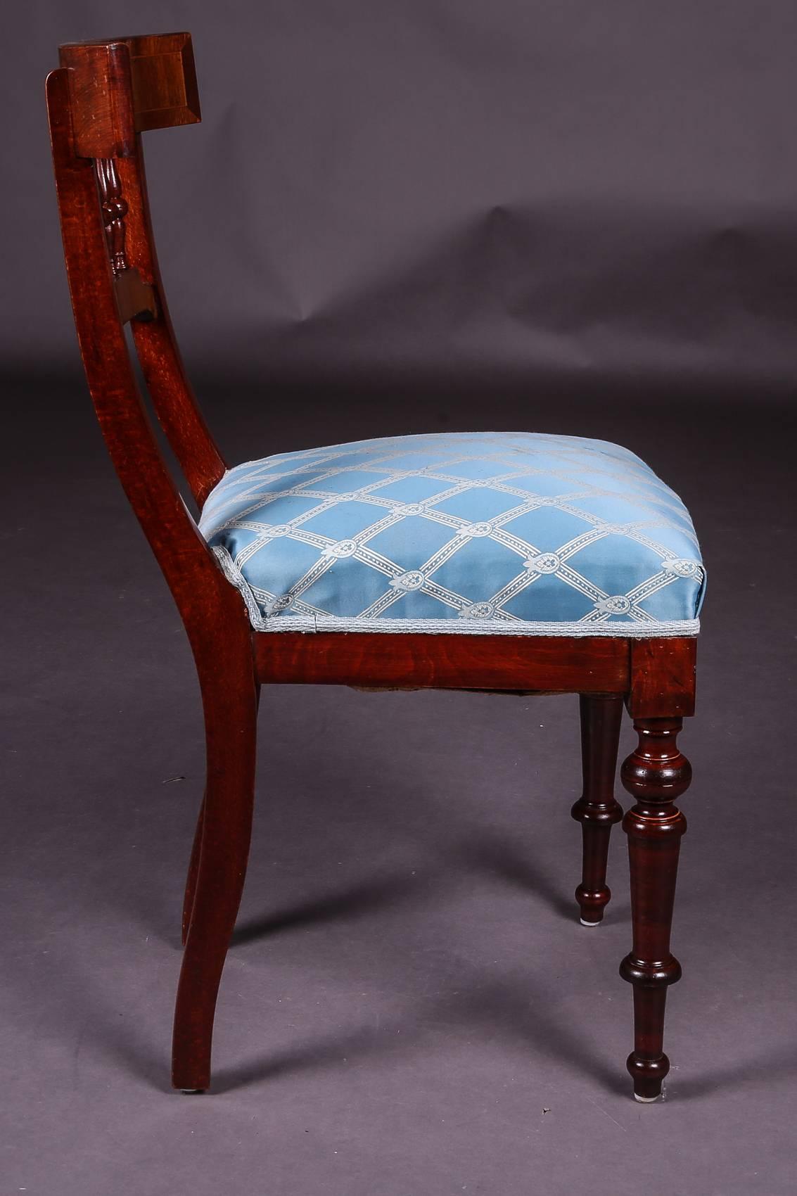 Mahogany body with wide backrest. Centrally four turned columns. Upholstered with blue fabric pattern.

(C-122).