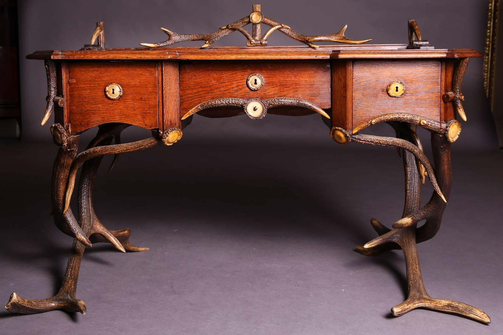 Mid-19th Century Historicism Style Antler Desk with Leather Plate In Good Condition In Berlin, DE