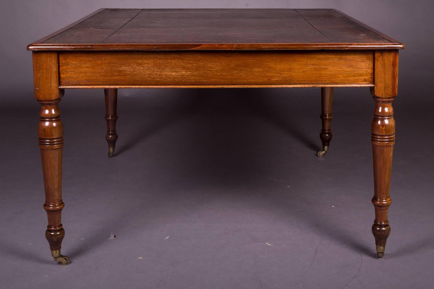 19th Century Victorian English Partner Desk Column Shaped Legs Writing Table In Good Condition In Berlin, DE