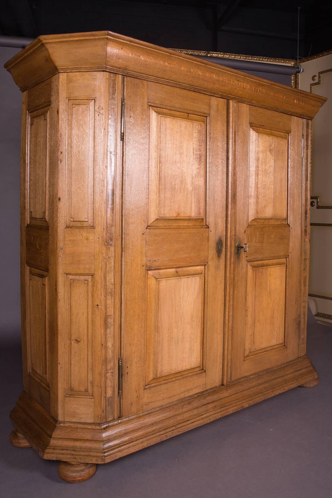 Solid oakwood. Baroque, circa 1780. Two-door. Original key and lock available.

(O-222).