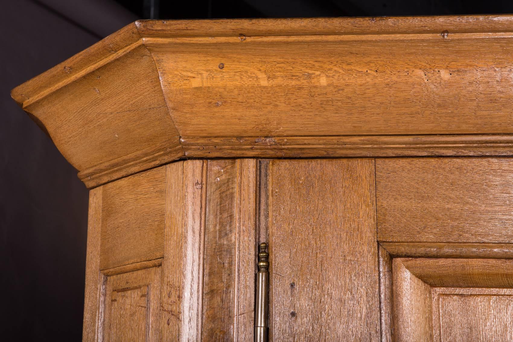 18th Century Baroque Oak Cupboard im Zustand „Gut“ in Berlin, DE