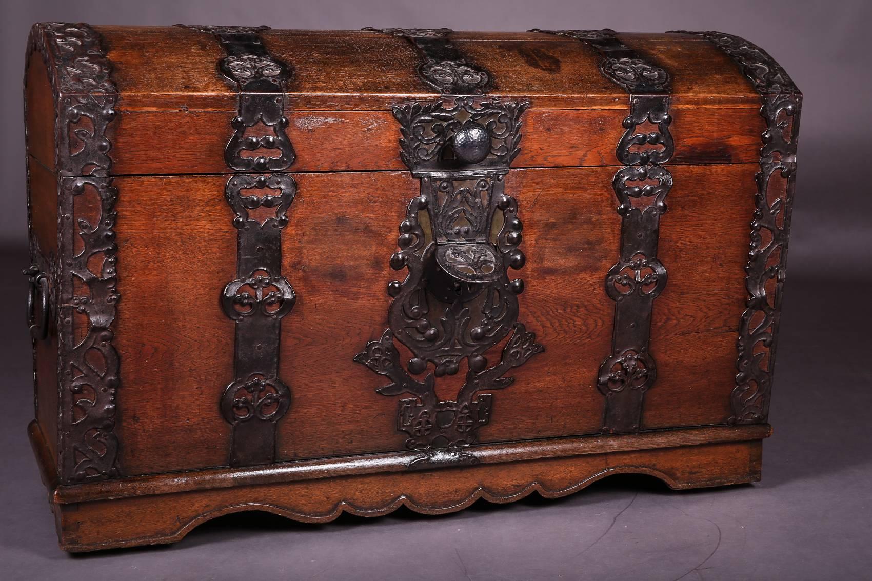18th Century Barouque Iron-Fitting Oak Blanket Chest In Good Condition In Berlin, DE