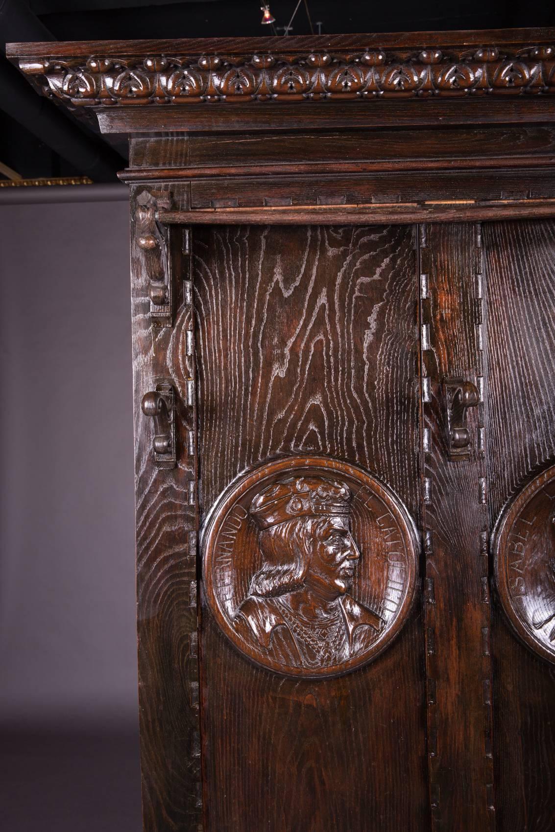 Solid oak. High-quality carving with medallion carvings. Both containers also with rich carvings.

(V-123).