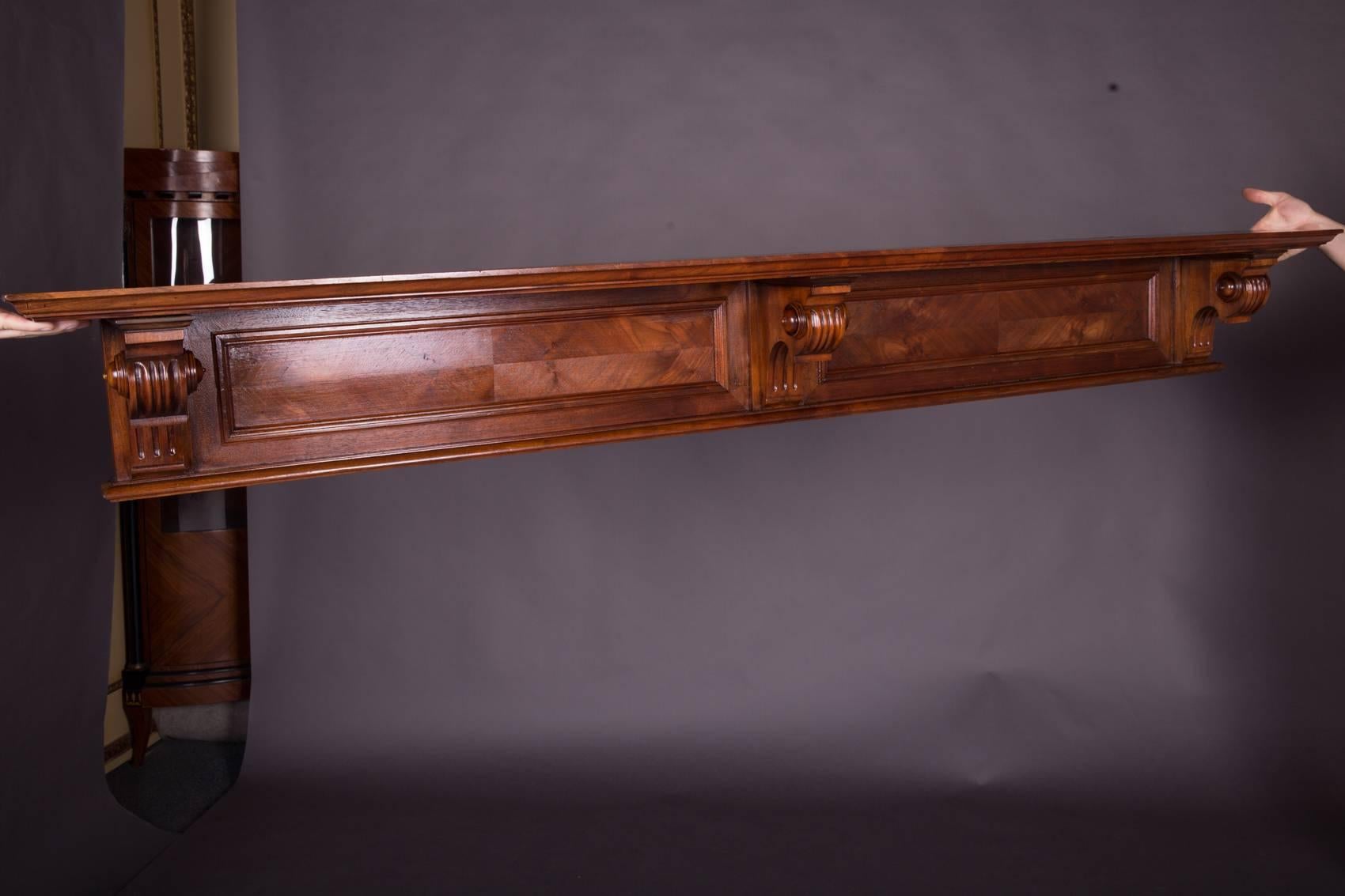 Solid wood, walnut veneer. Wall shelf carved and profiled.
circa 1870.

(V-128).