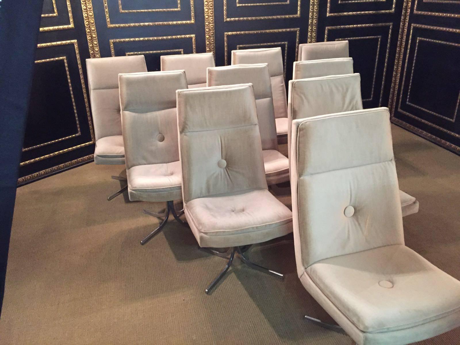 Large seating group from the 1970s, Germany Bauhaus.

Upholstered seat and backrest with beige velor cover. Four-legged frame with central shaft.

chrome-plated metal.

The chairs are in good condition. The racks show little punctures and