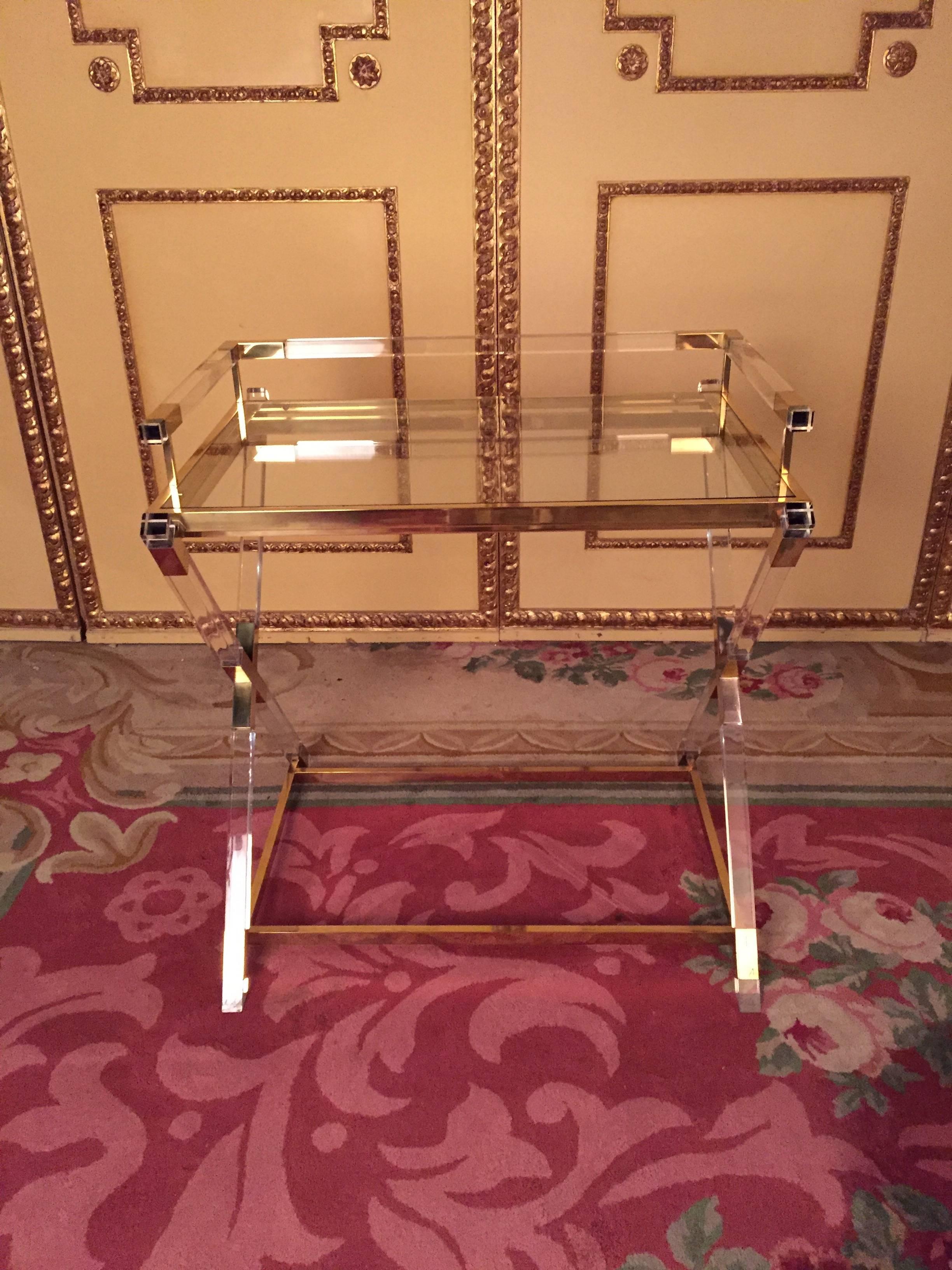 Extremely high-quality serving table with removable plate and can therefore be used as a tray.
Criss-cross Style
Partial body with gilded brass fittings.
An absolute eye-catcher.