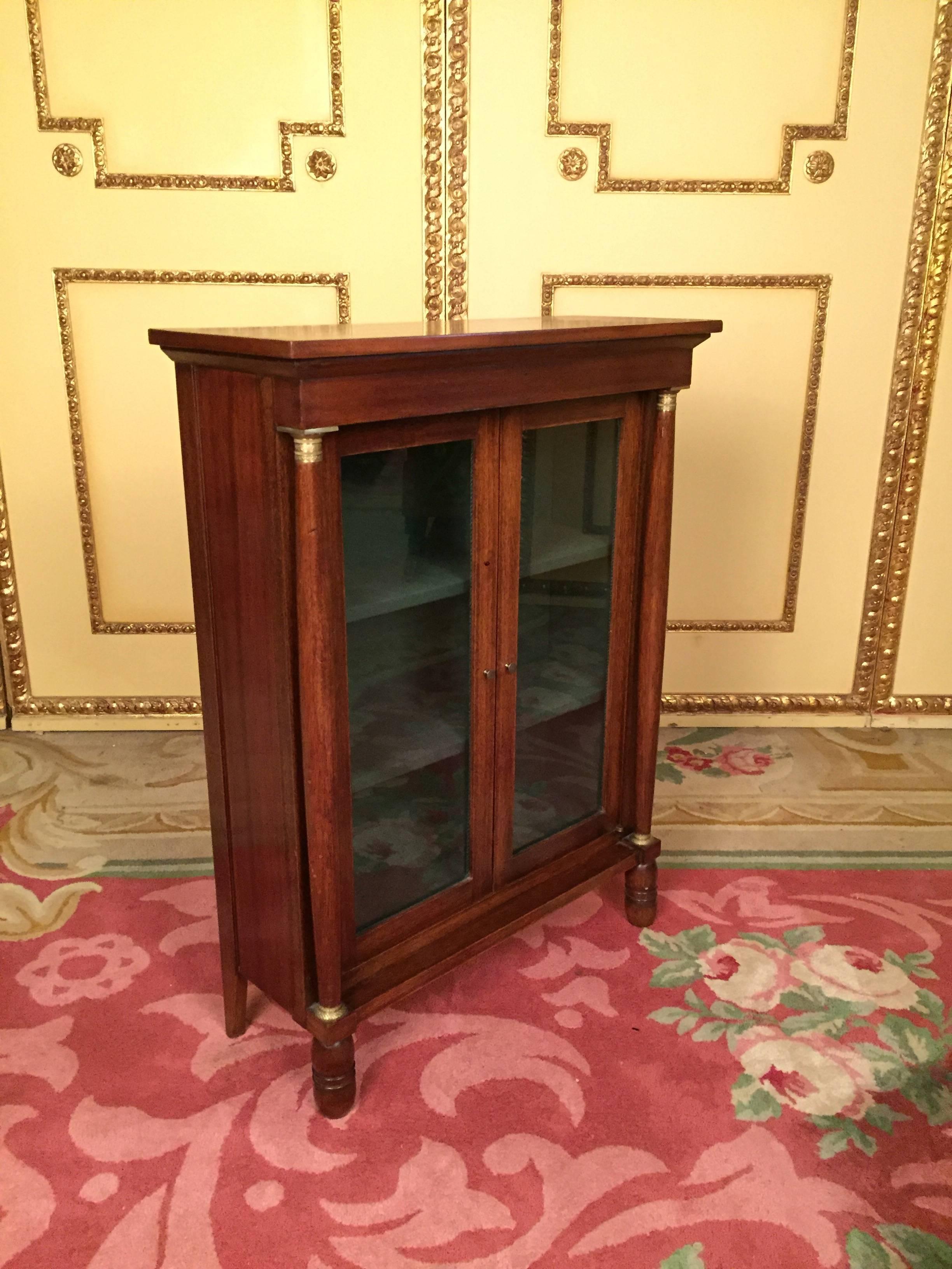 Classic empire shape, flanked with a full column, each with a bronze finish.
two-door. Solid wood, circa 1900.


(O-239)