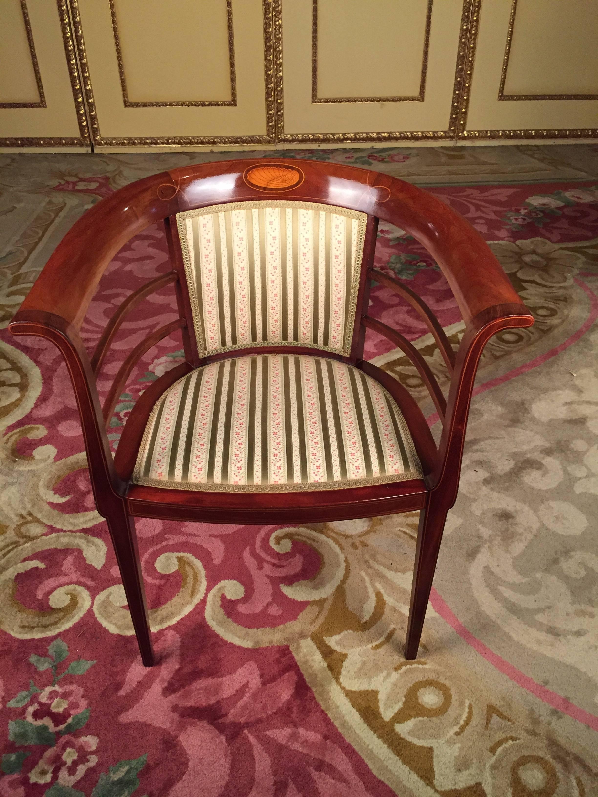 Solid mahogany, carcass completely inserted with thread inlays. Original from the time
Exceptional form. Lacey feet. Historic upholstery in good condition.


(C-135)