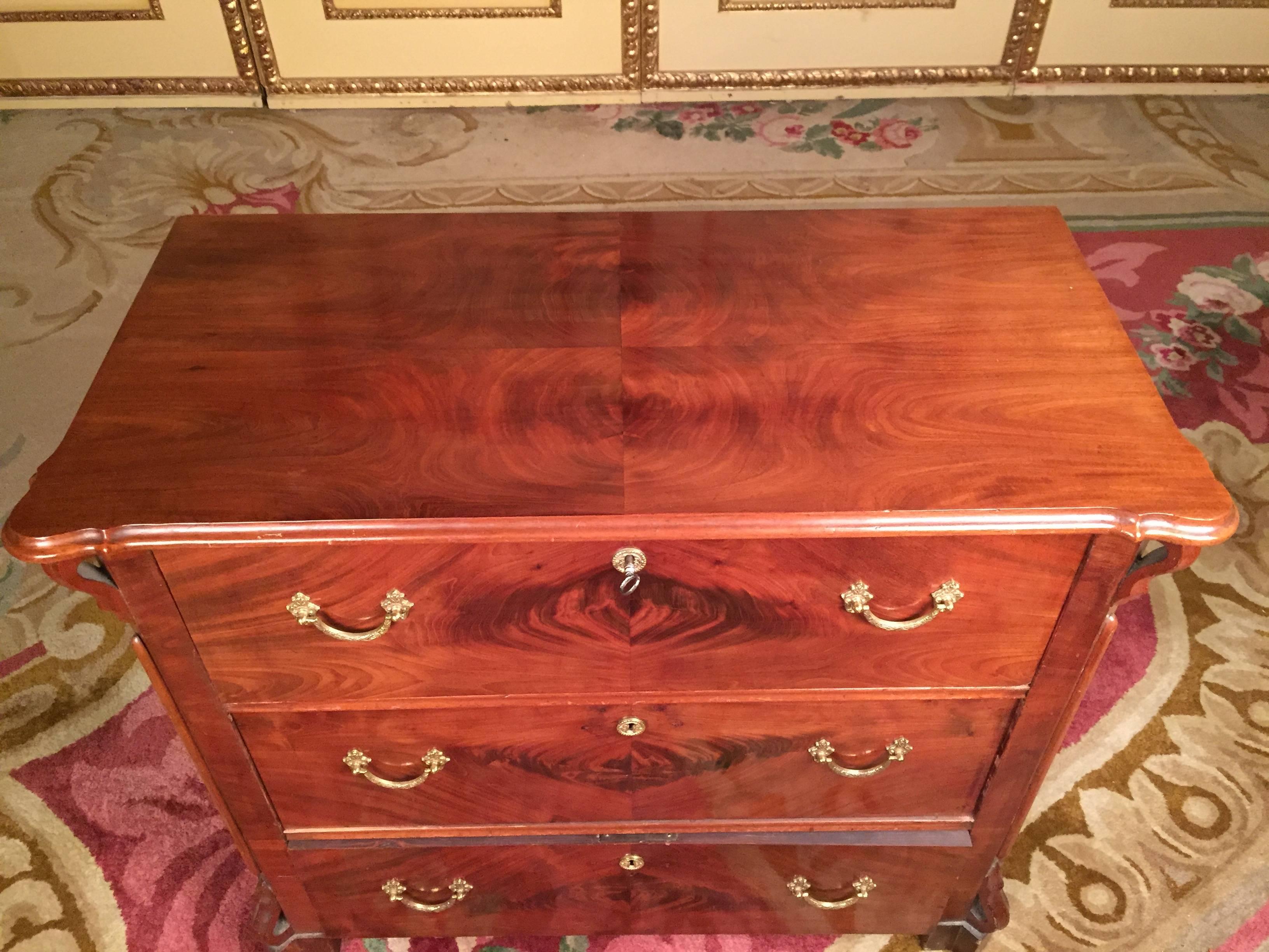 Solid wood, straight body, three drawers with two bronze handles each. Slightly overlapping profiled cover plate. Lock and key available.


(D-73)