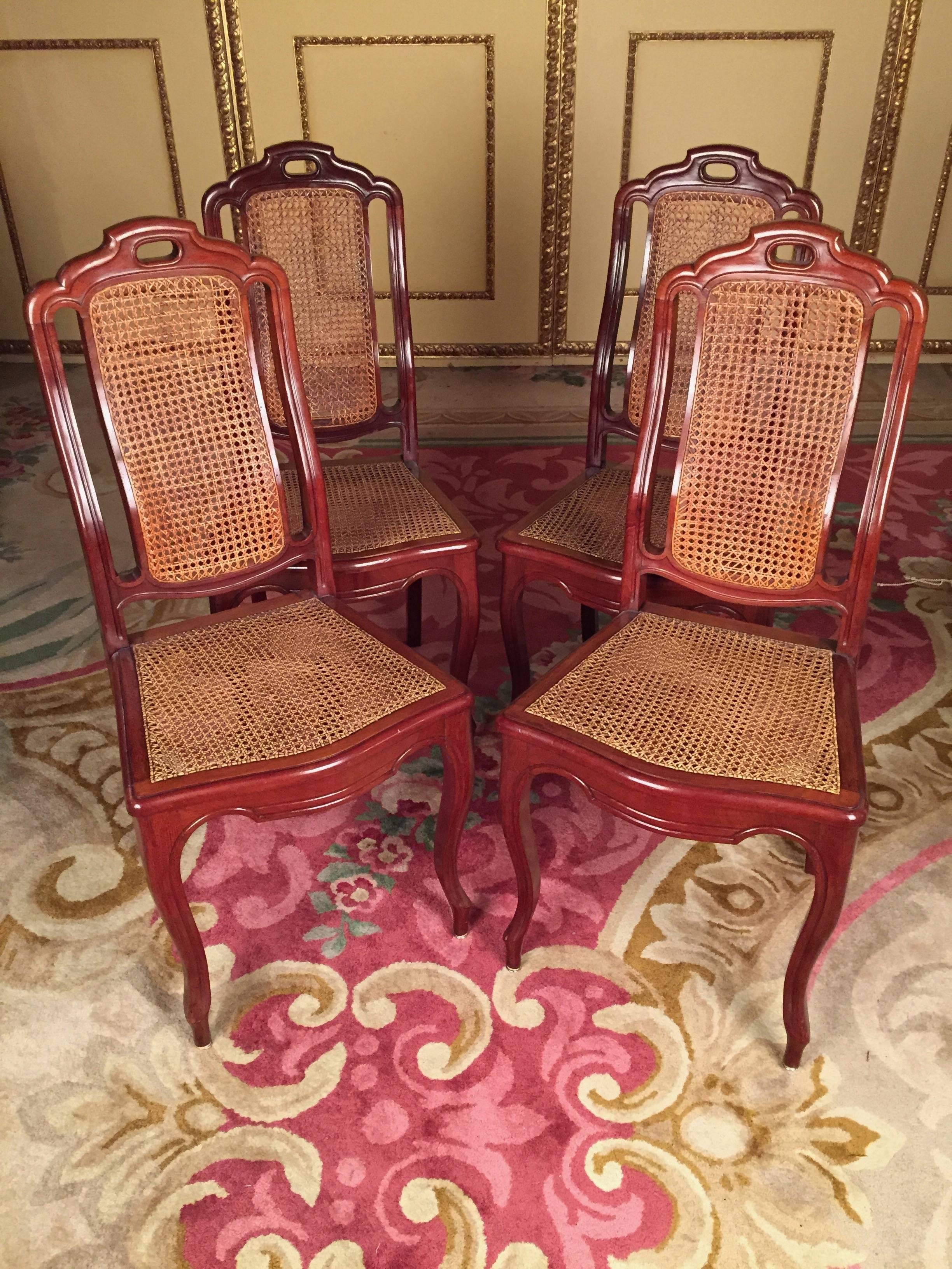 Mahogany solid wood. Beautiful set of four chairs from the late Biedermeier period. Curved legs. wicker.


(C-132)