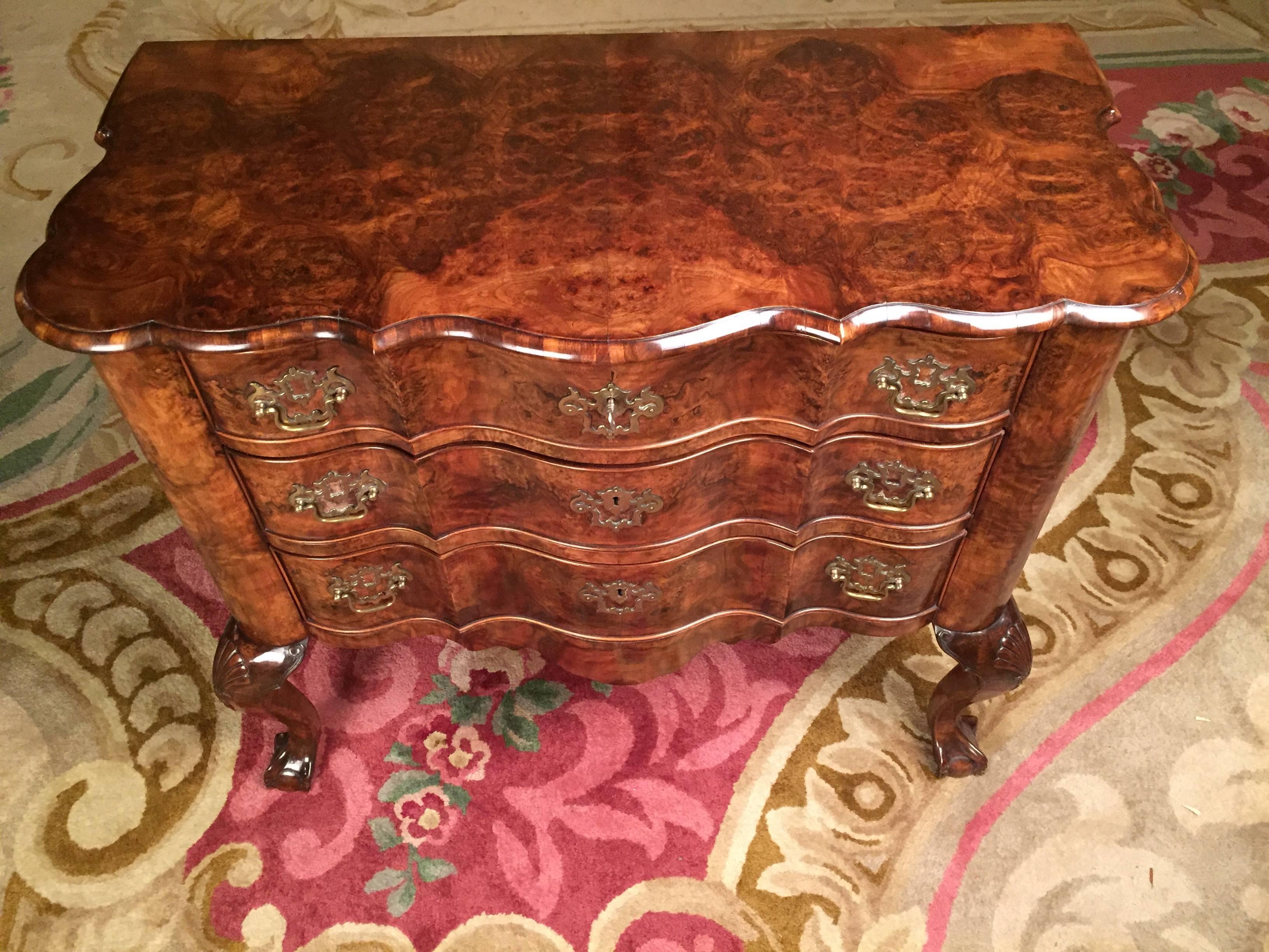 Old original English Baroque commode. Solid walnut veneer. Three drawers. Chest of drawers standing on four long paw feet. Slightly overlapping, profiled cover plate. Bronze fittings.


(D-75)