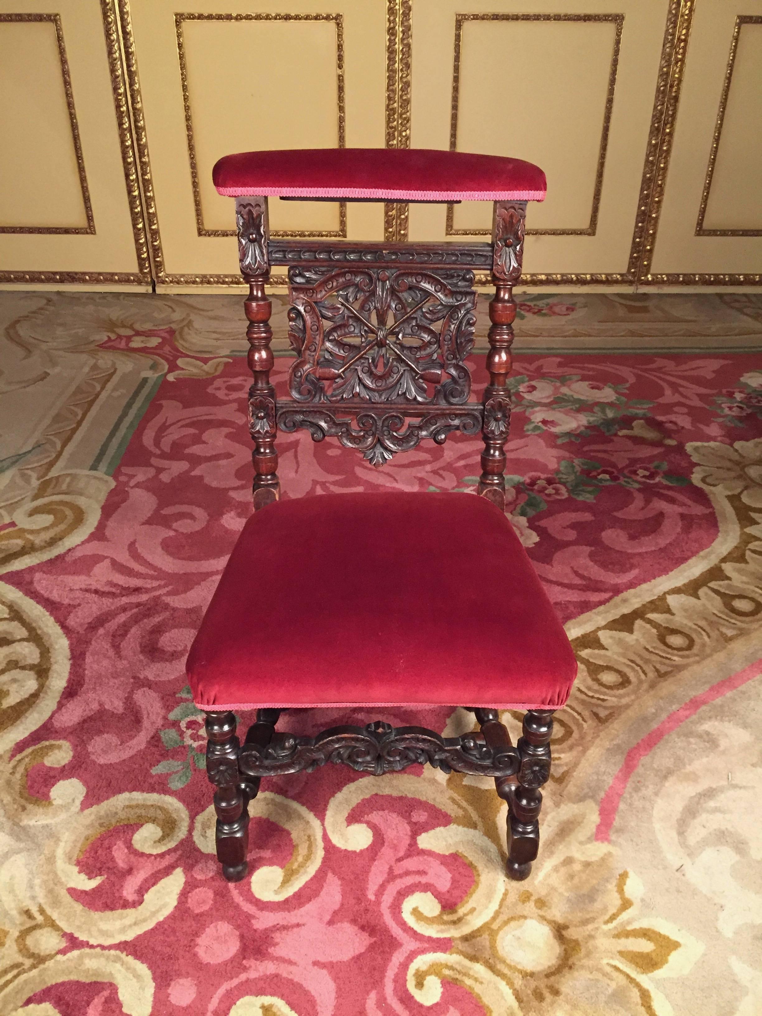 Chêne massif. Chaise de haute qualité et richement sculptée de la période néo-renaissance.
Sellerie historique en bon état.


(C-144)