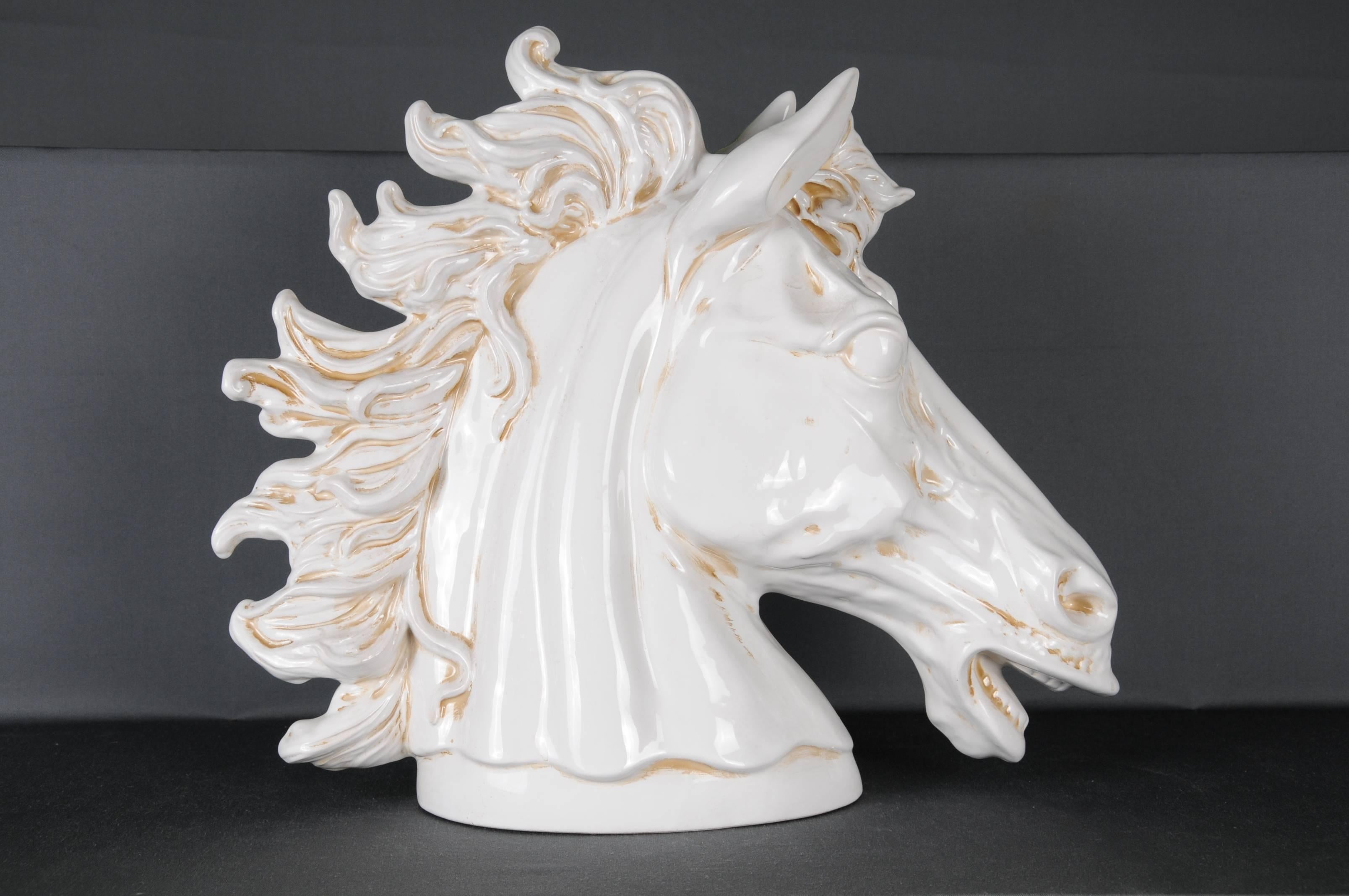 Äußerst dekorativer Pferdekopf mit eindrucksvoller Mimik. 20.Jhd. Keramiken.
Sehr feine und detaillierte Verarbeitung. Unbeschädigter Zustand.

(Q-28).