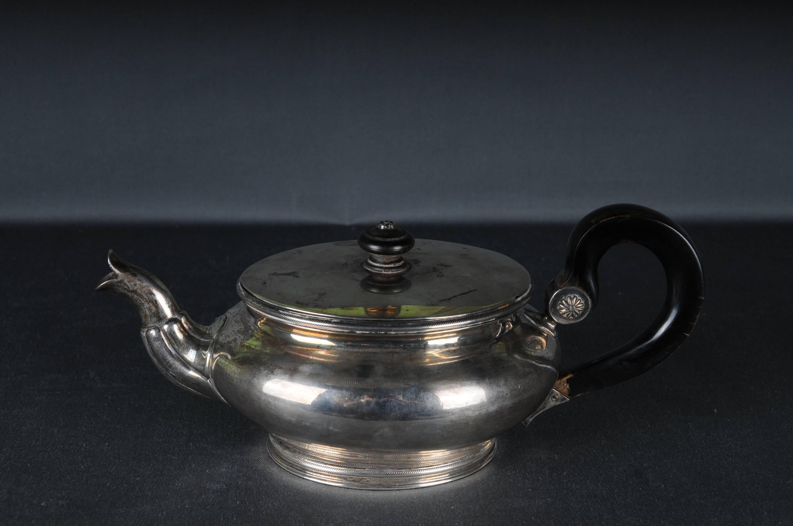 Beautiful Antique Silver England Tea Pot with Wood mount

Weight: 415 g

The condition can be seen in the pictures.