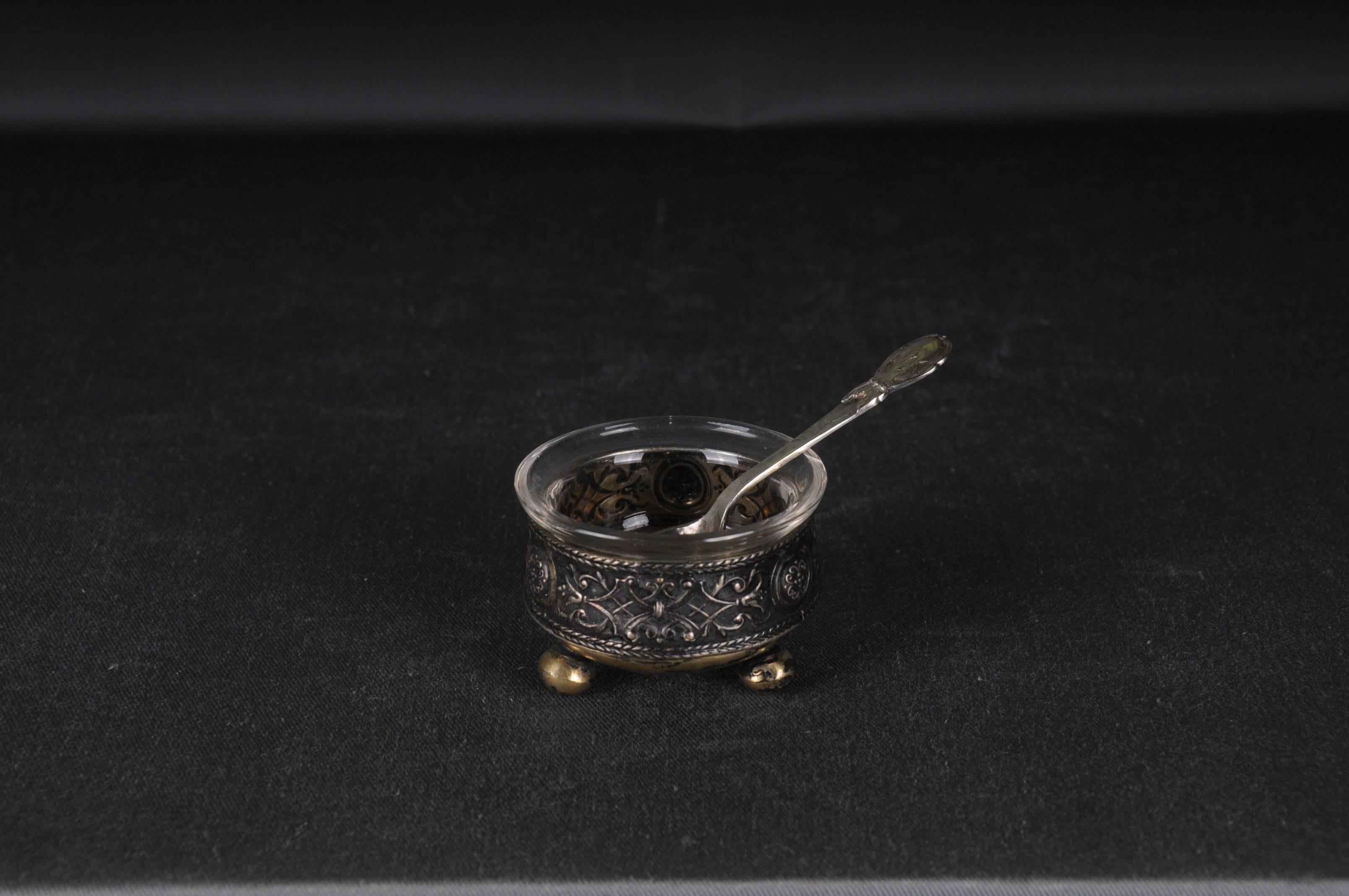 Antique Germany Caviar ball feet bowl with Spoon & glass insert, gilded

Bowl is 800 silver
Spoon is 830 silver
Glass has facet cut

Weight without glass 27 grams.
Weight with glass 60 grams

The condition can be seen in the pictures.