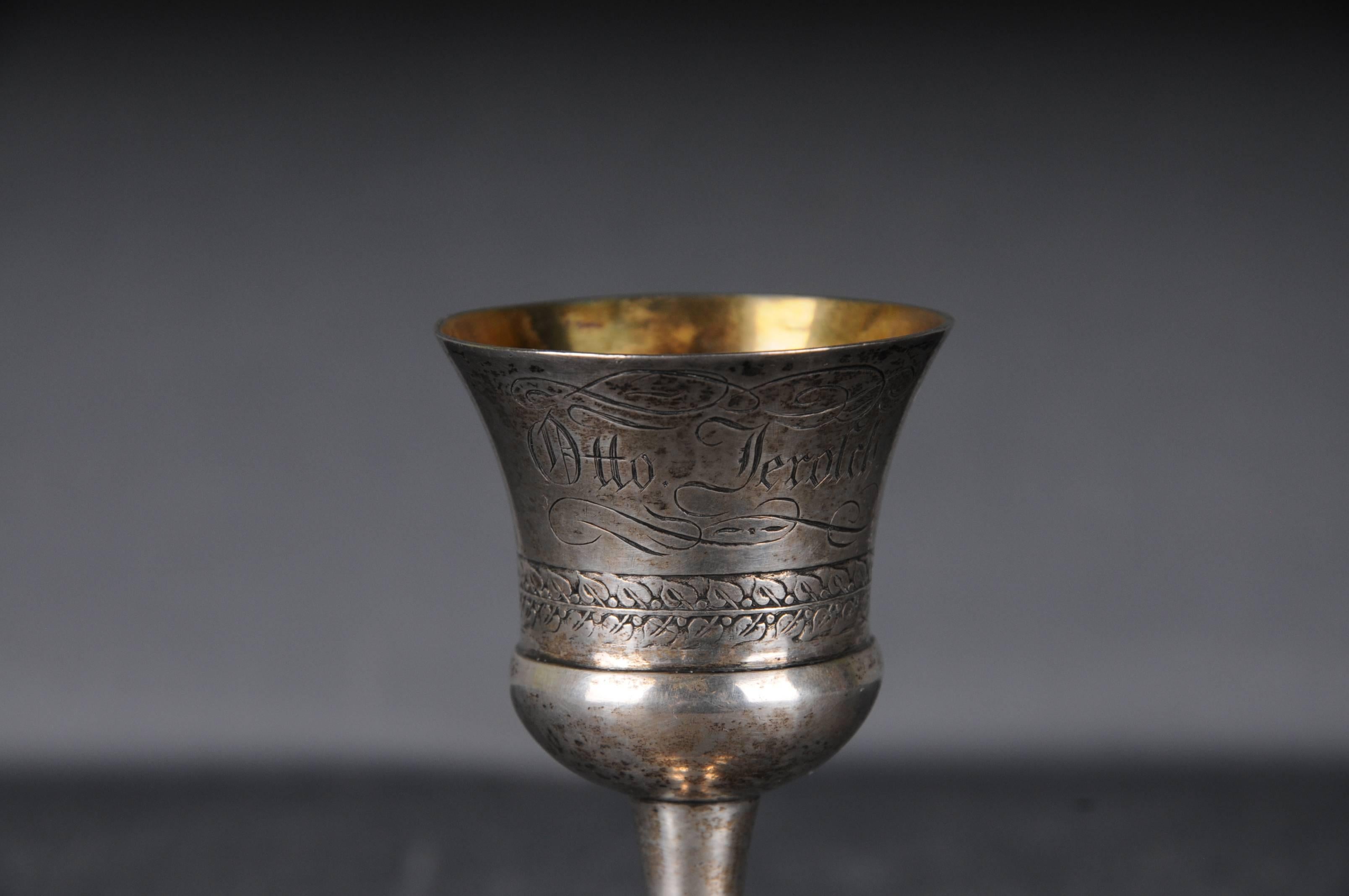 Antik Silber Kelch Cup Miniatur

mit Gravur
Innen vergoldet

Deutschland - Wahrscheinlich von München aus

Gewicht: 37 Gramm

Der Zustand ist auf den Bildern zu sehen.