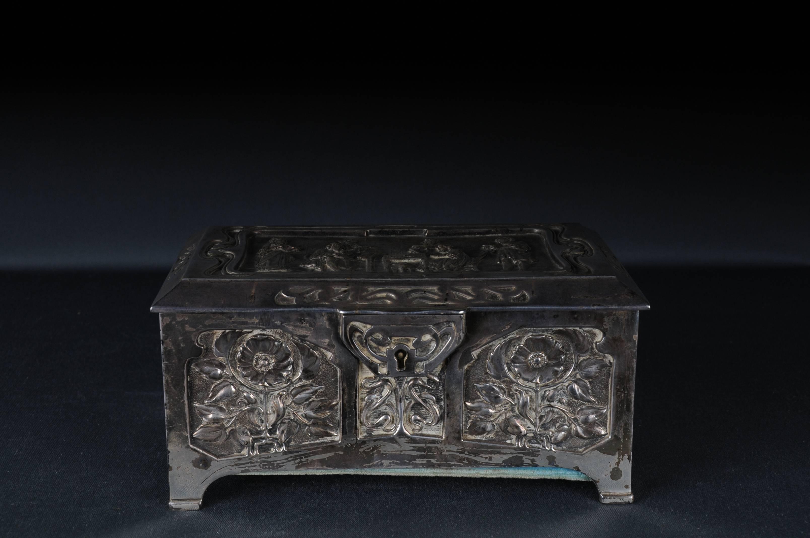 Extremely rare WMF jewelry box Art Nouveau circa 1900 silvered chest with floral decors
very high quality.
   