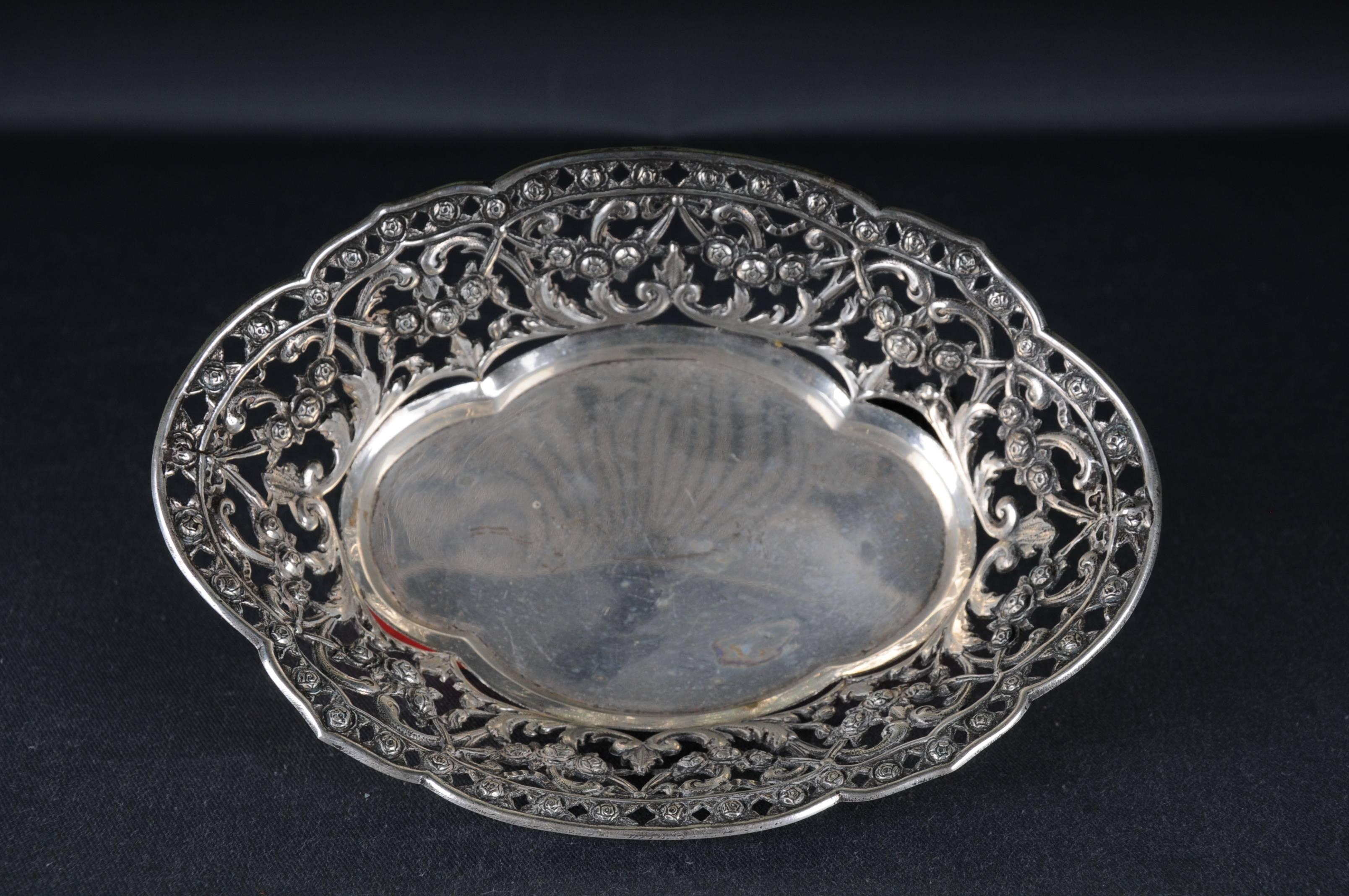 Antique 800 Silver Bread Basket bowl Germany Flowers

Weight 117 grams

The condition can be seen in the pictures.