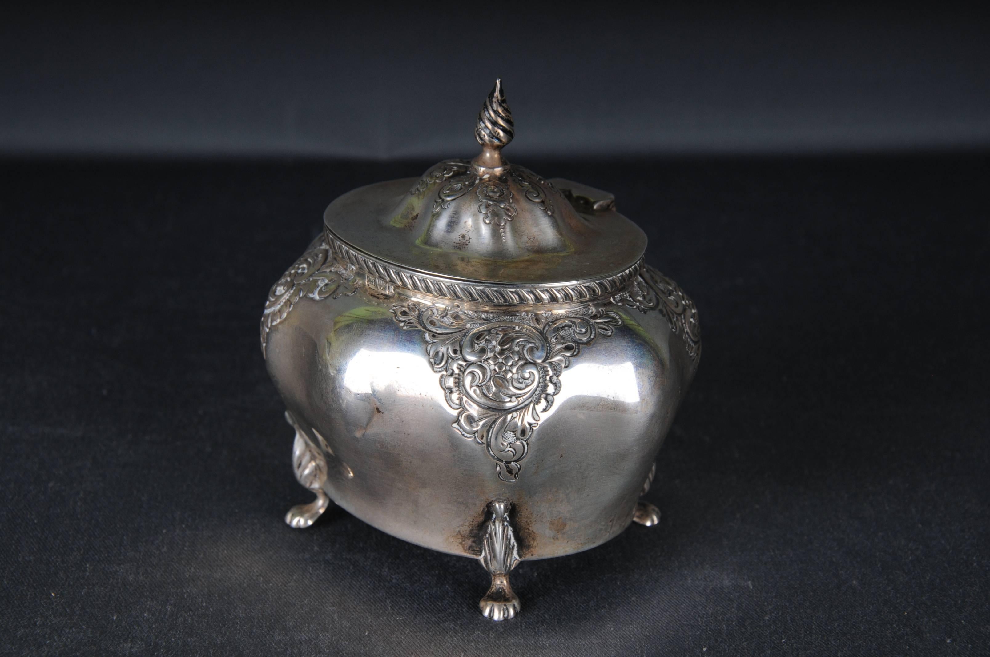 Antique Sterling Silver England Sugar bowls Box 925 Chester William Neale

Weight: 155 grams 

Condition can be seen in pictures