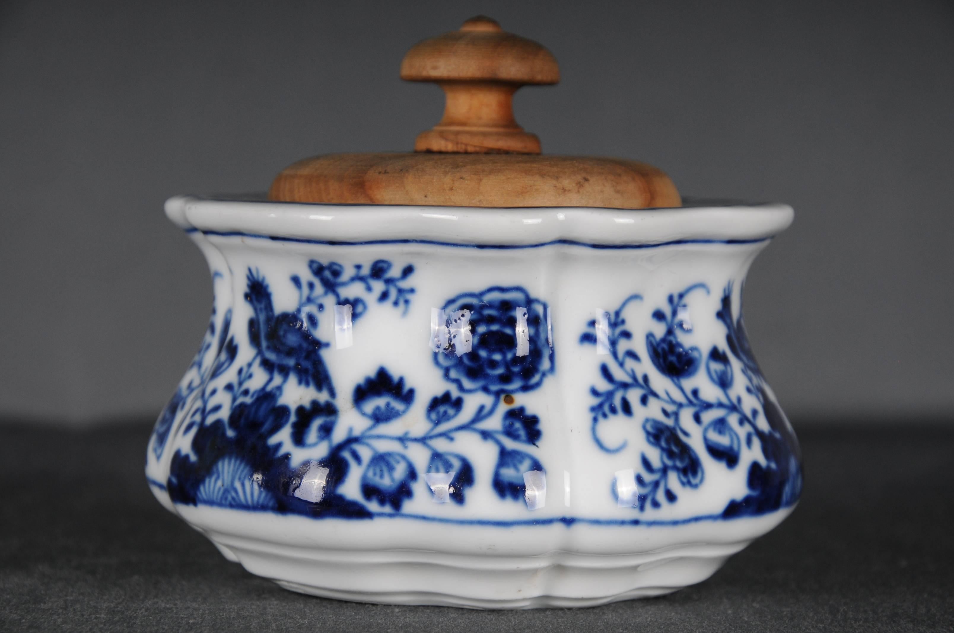 Antiker Meissener Tintenbecher mit so genanntem blauen Malereikorpusrand, ebenfalls mit blauer Umrandung bemalt.
Meissener Schwertermarke unter Glasur, um 1750.
 
 