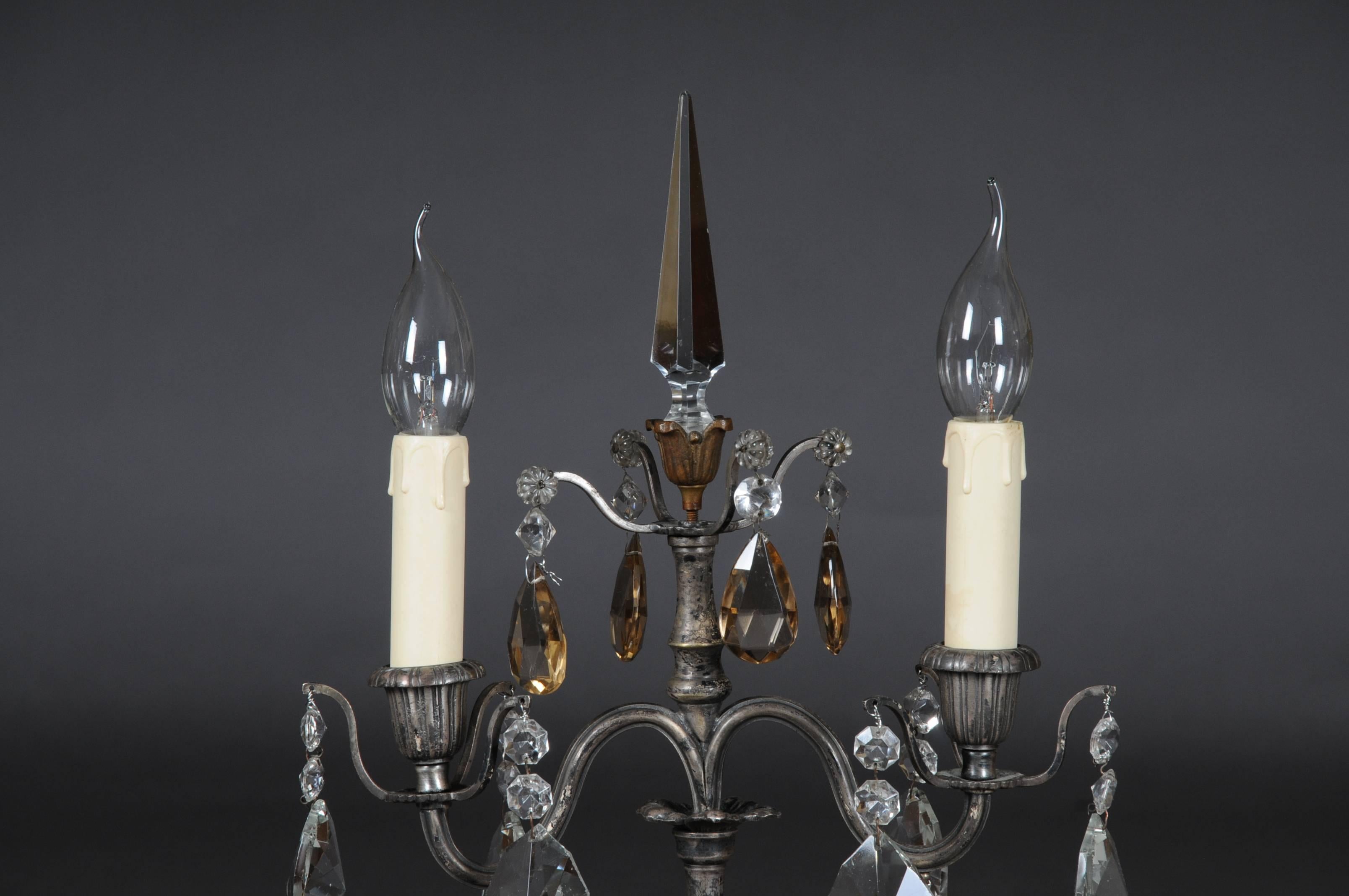 Silver Baroque table lamp, 2 flames, circa 1900.

Brass plated silver with crystal pendant. Electrified.


(F-74).