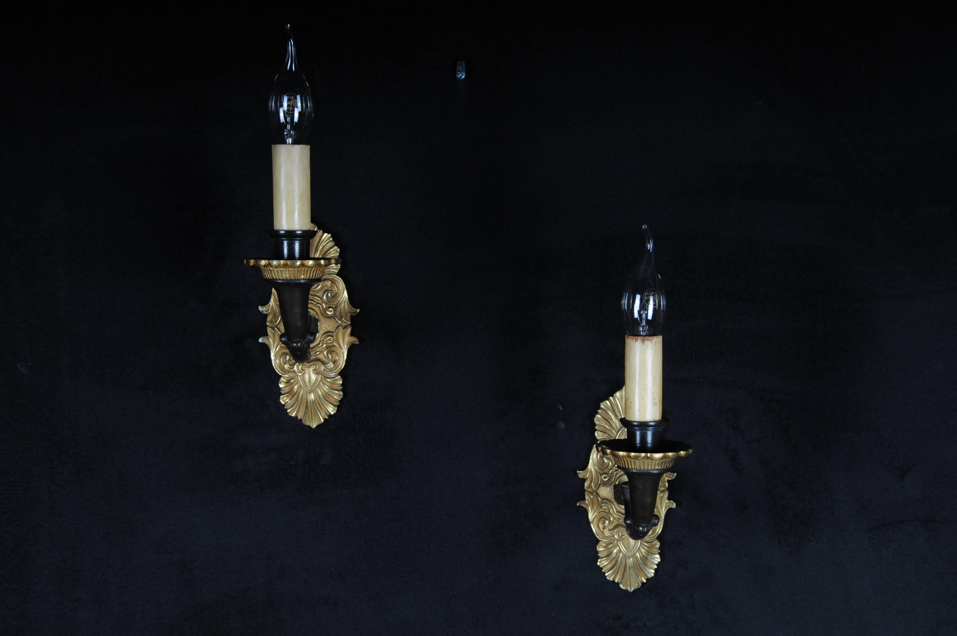 Pair of Empire sconces or appliqués circa 1900.

Bronze chased, gilded and partly dark patinated. Electrified.


(F-74).