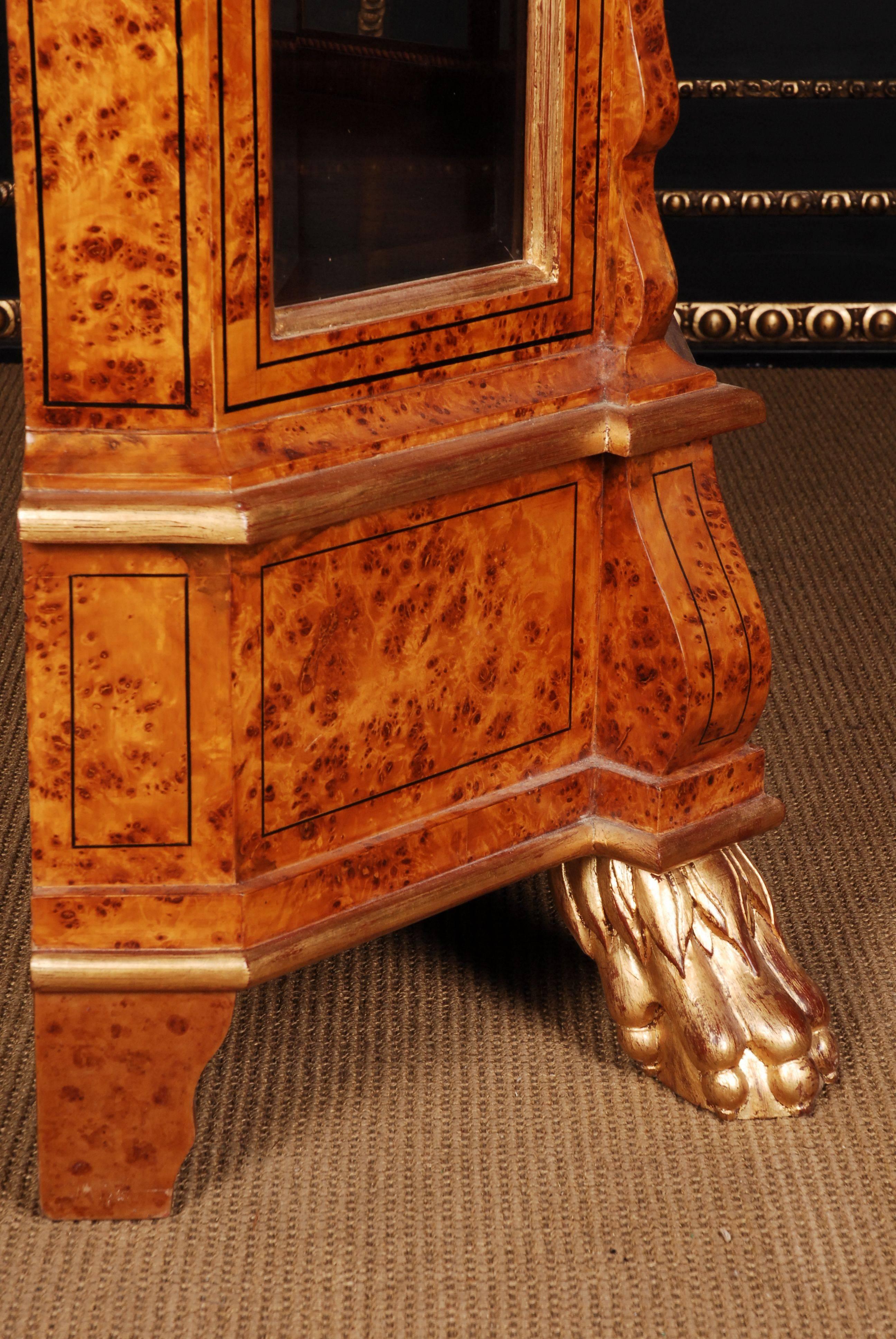 Maple root veneer on solid pine and beechwoods. Gilded. Strongly profile- framed, one-drawered pedestal on strongly claw feet. 


(O-Sam-48).