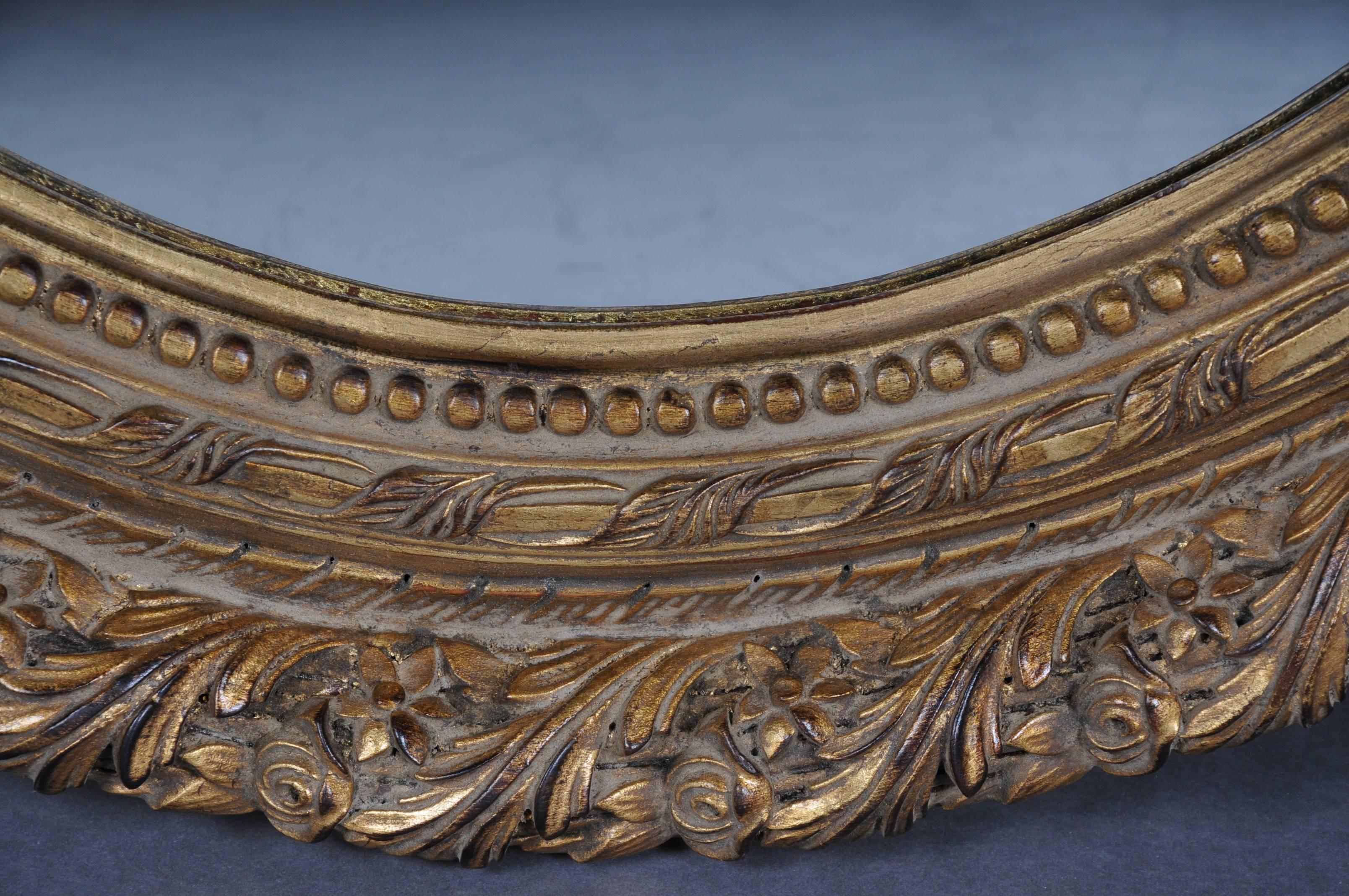 Cadre de miroir en bois de hêtre massif richement sculpté et doré à la feuille. Sculpture très élaborée réalisée à la main.


(M-Dom-41).