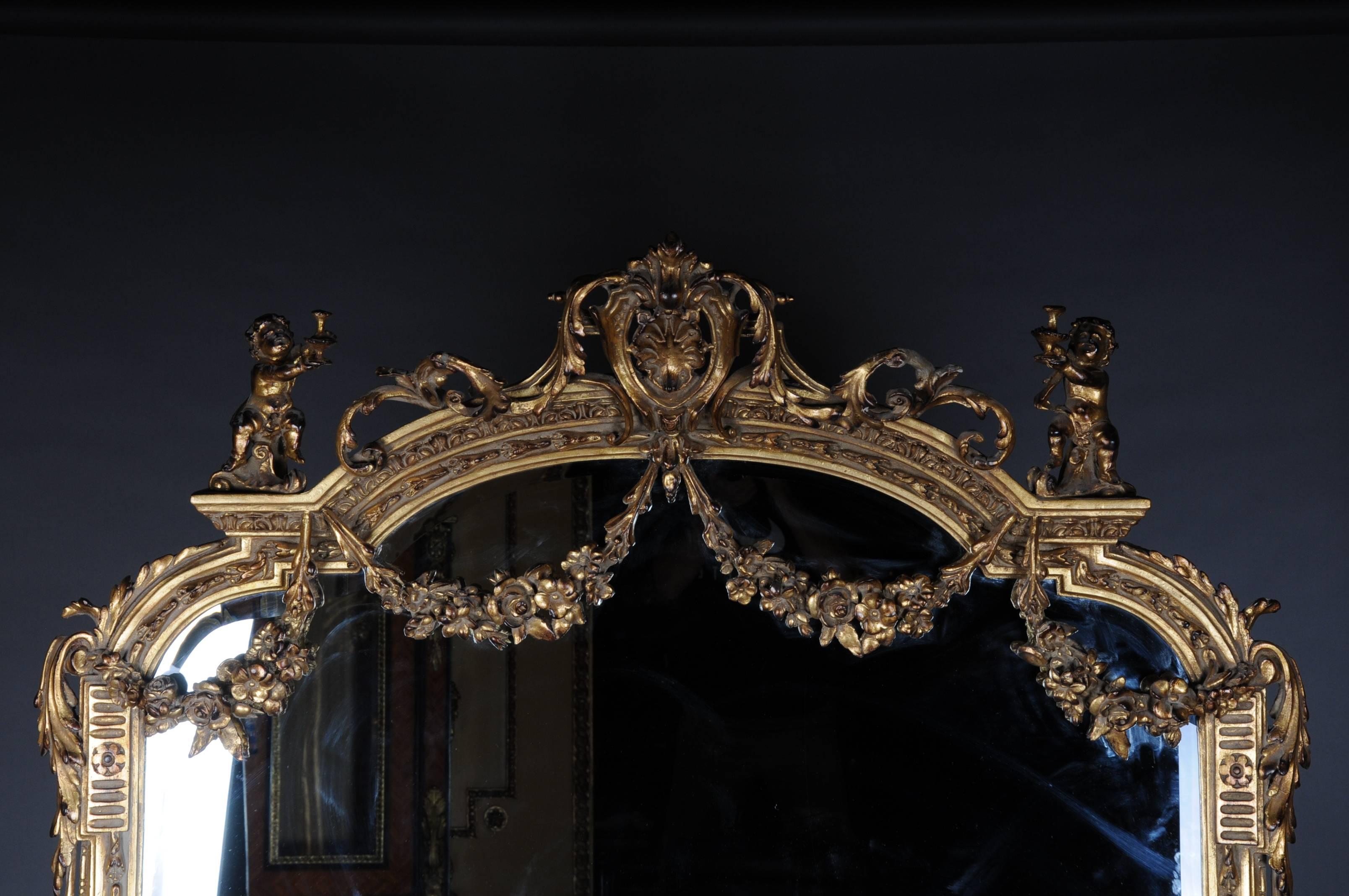 Solid wood and partly with stucco elements. Rich gable-like openwork rocaille crowning. With hand-carved flower garlands, flanked by cherubs.


(M-Dom-42).