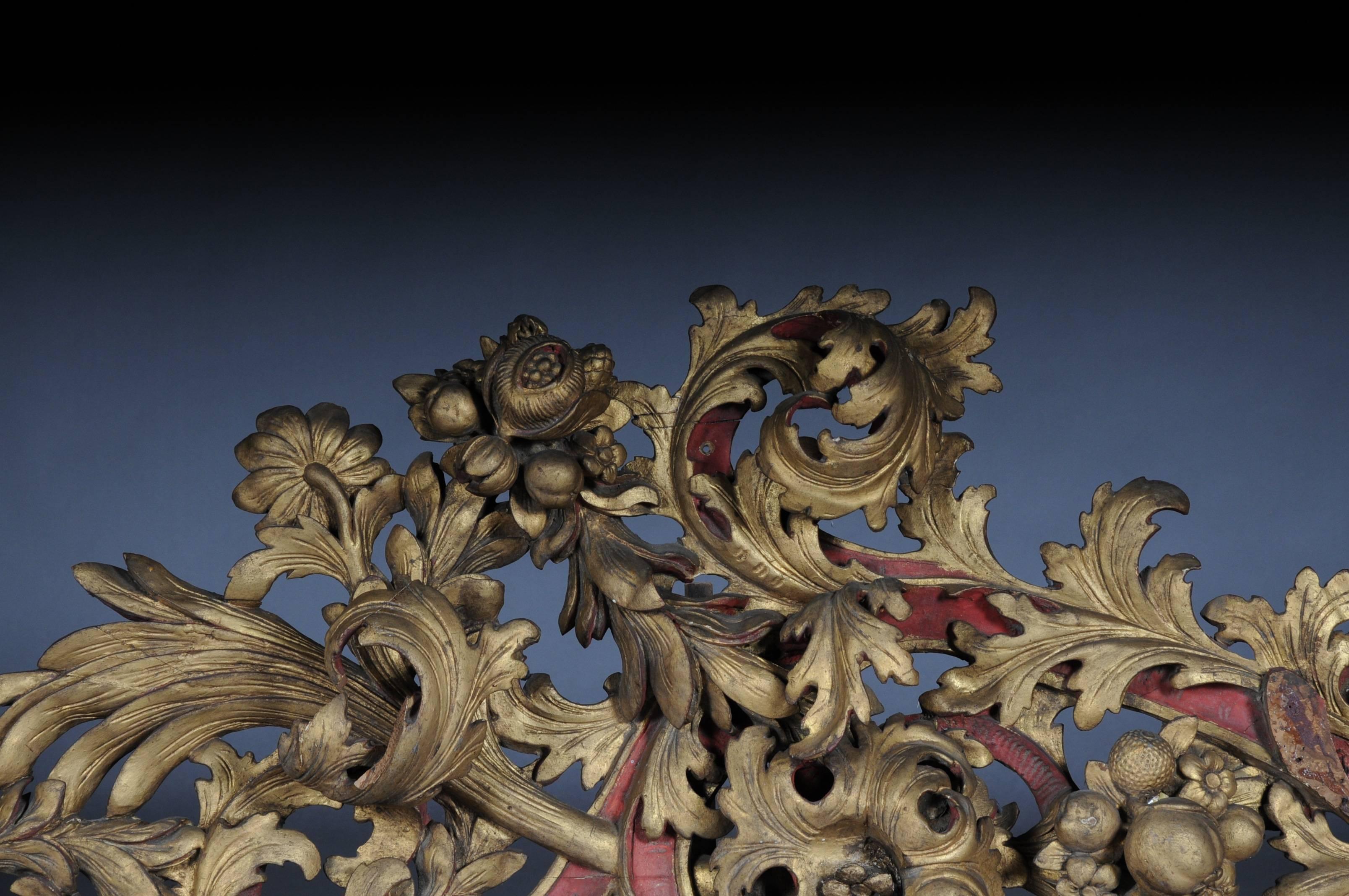 Supraporte en bois massif richement sculpté. Serti d'or avec des accents rouges. Fleurs et feuilles en bois de plastique décorées. Extrêmement décoratif et monumental. Condition historique.


(V-138)


 