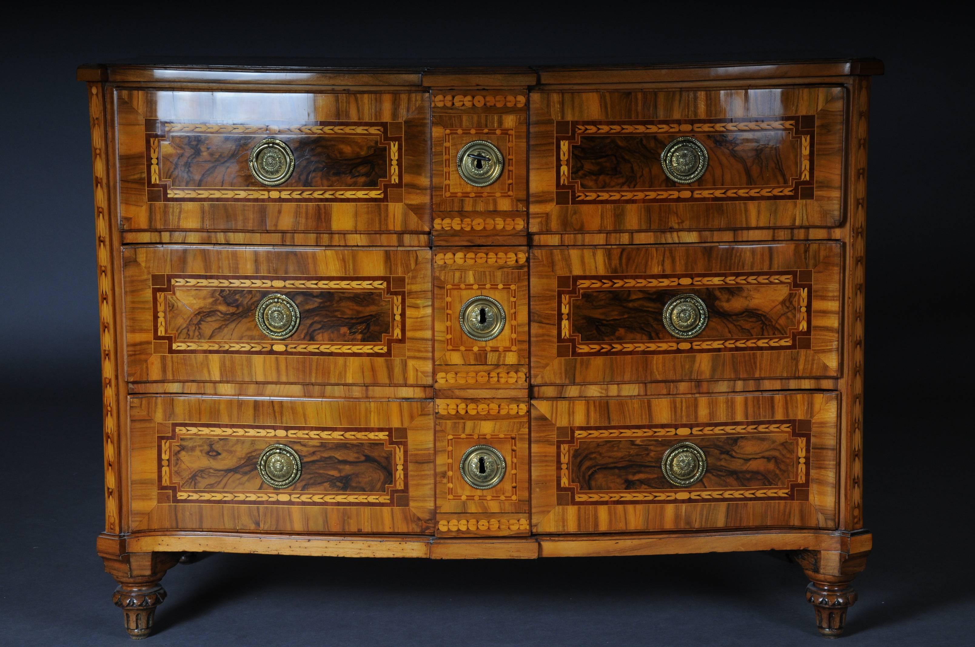 Three-pronged body made of softwood with saw-veneer walnut, walnut root and fruitwood.
Original classicistic locks and fittings with ring handles. According to the heir, the dresser was acquired in the 80s for over 20,000 DM.

(D-78).
