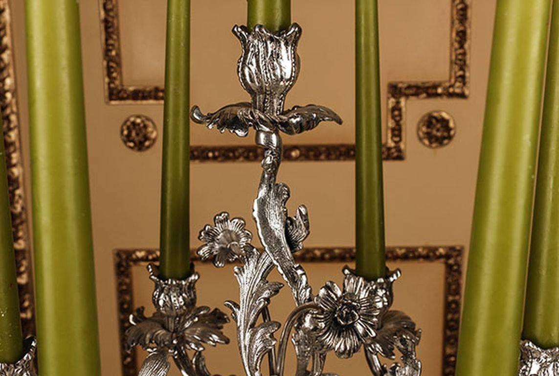 Exquisite candelabra in Rococo style.
Bronze finely engraved and silvered. Seven scrolled, rolling candlesticks ending in vase-formed grommets.

(T-Mr-22-Bas).