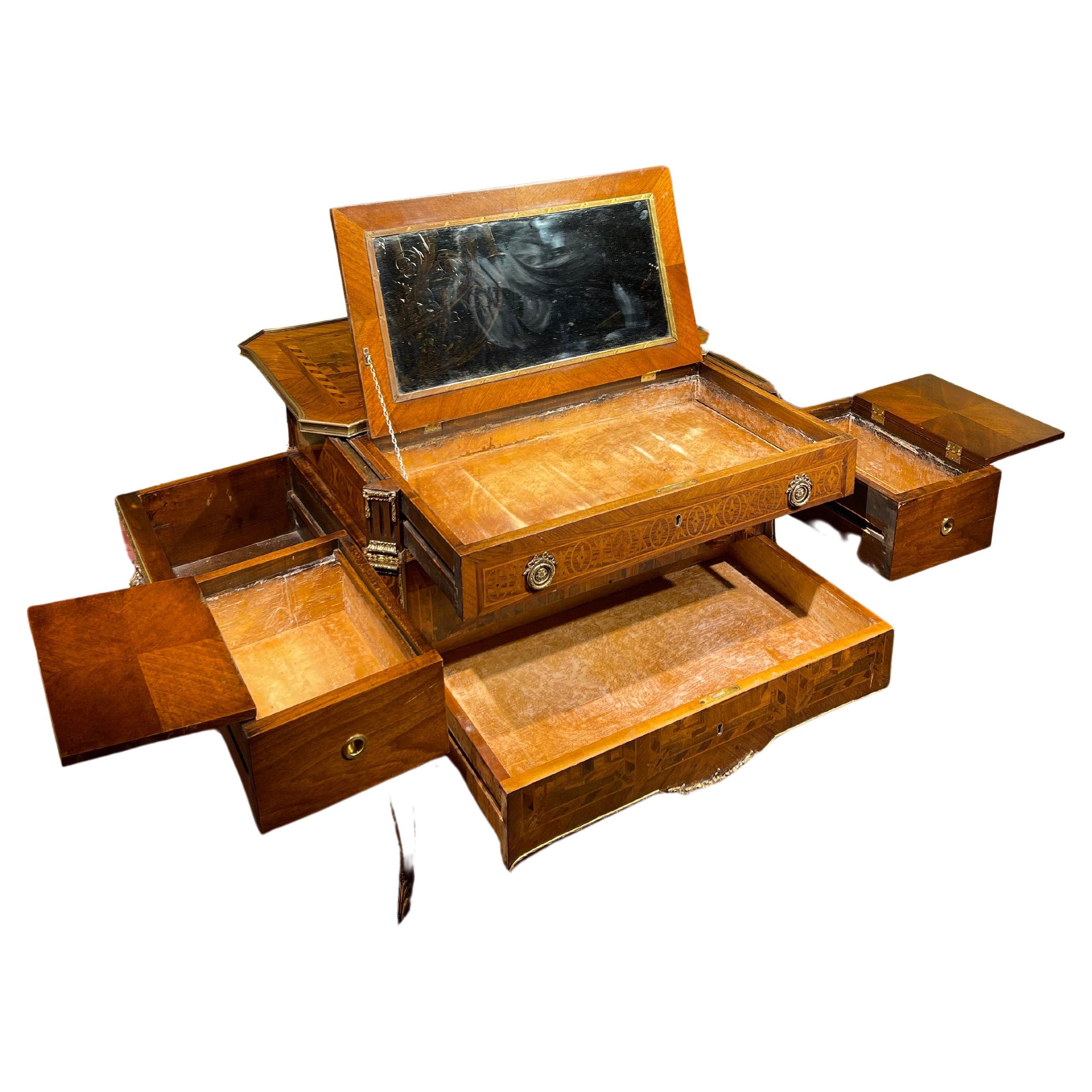Commode/bureau de style Louis XV du 20e siècle, meuble transformable, unique

Commode impressionnante et unique qui peut être transformée en bureau.
Mécanisme extrêmement ingénieux et sophistiqué avec différents tiroirs et compartiments (a)